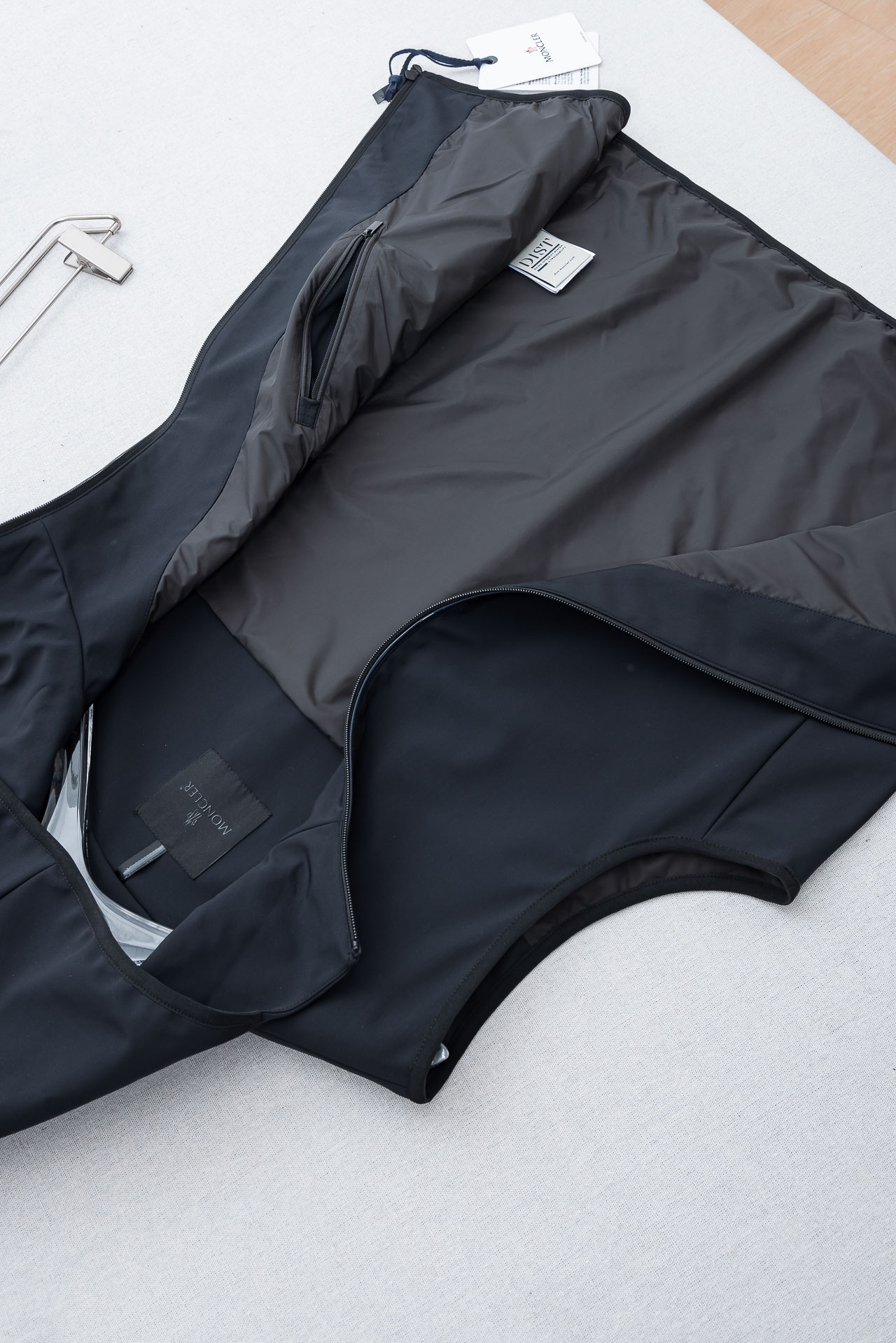 MONCLER蒙口2026FW 秋冬最新连帽设计男士休闲马甲夹克外套#上身十分的舒适，质感超级的细腻且柔