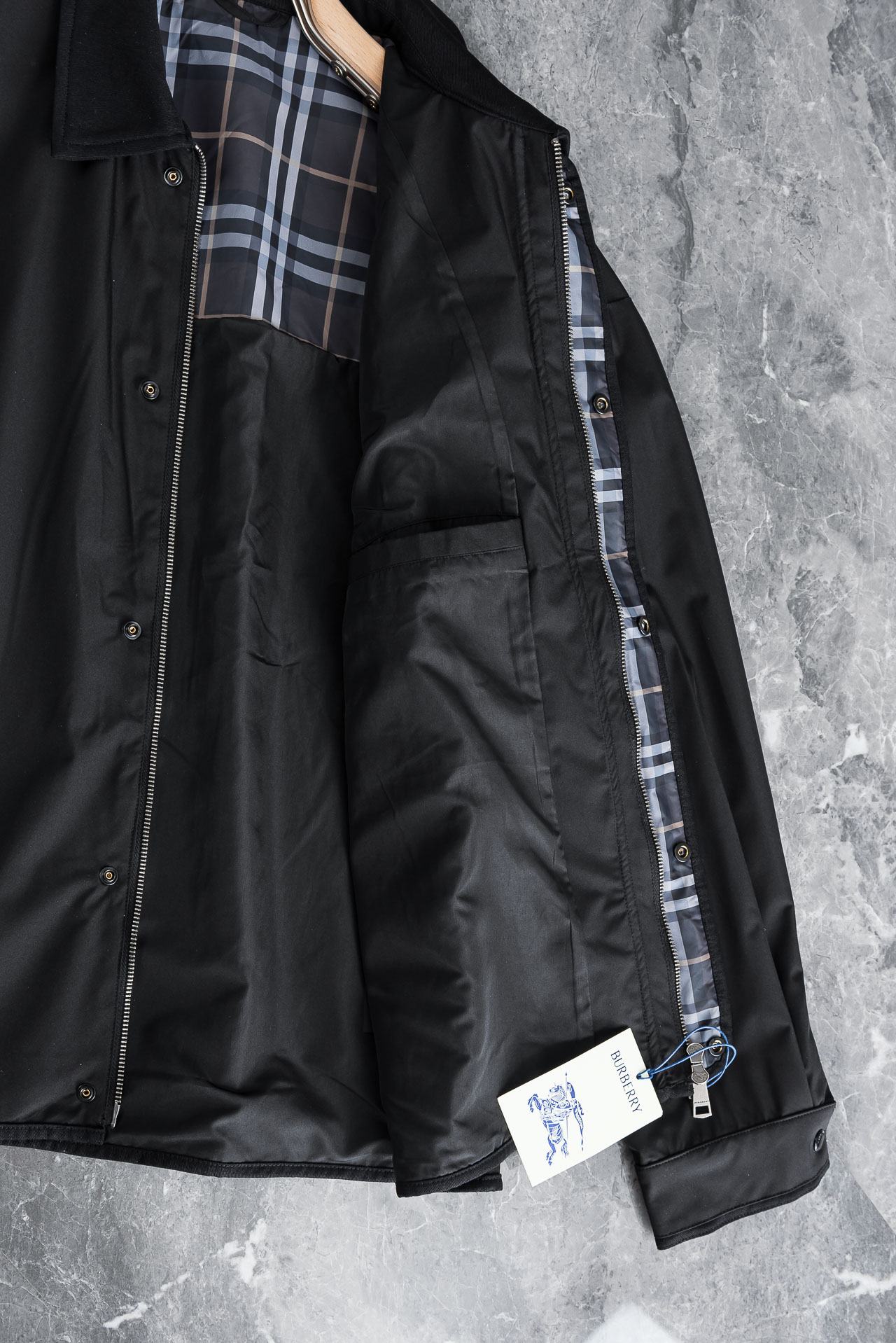 26ss新春最新出品 BUR王牌尖货， 内侧为 Burberry 经典点格纹棉质面料，呈现常规版型，B家