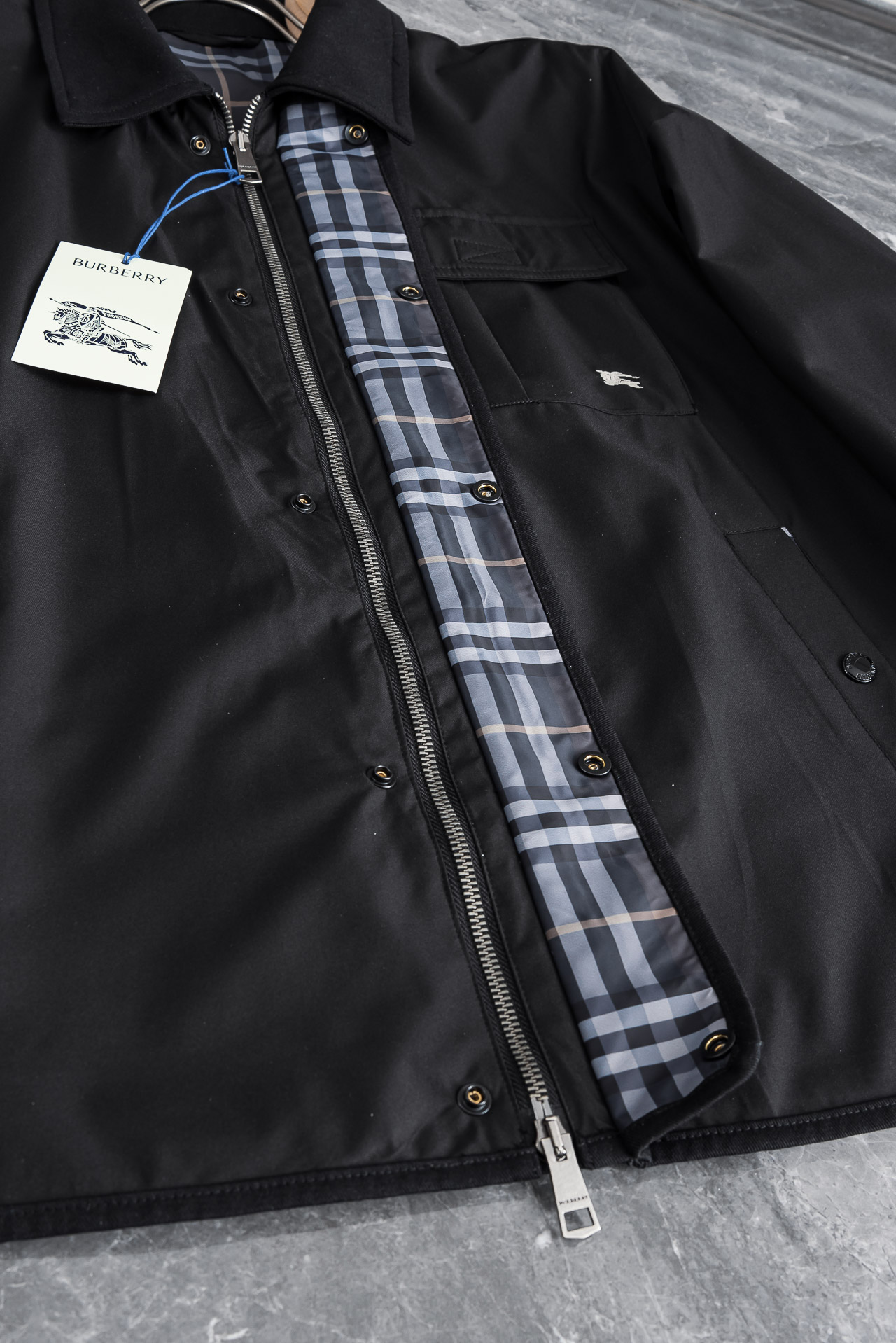 26ss新春最新出品 BUR王牌尖货， 内侧为 Burberry 经典点格纹棉质面料，呈现常规版型，B家