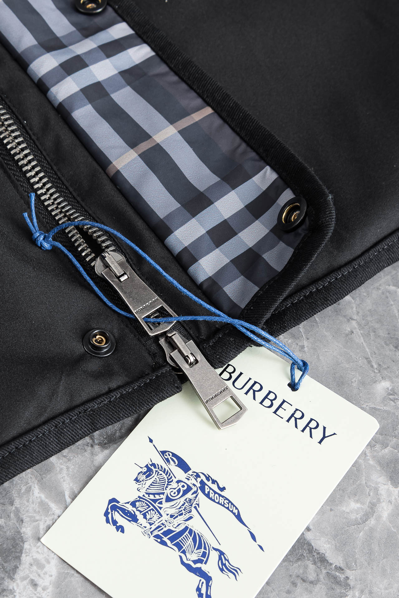 26ss新春最新出品 BUR王牌尖货， 内侧为 Burberry 经典点格纹棉质面料，呈现常规版型，B家