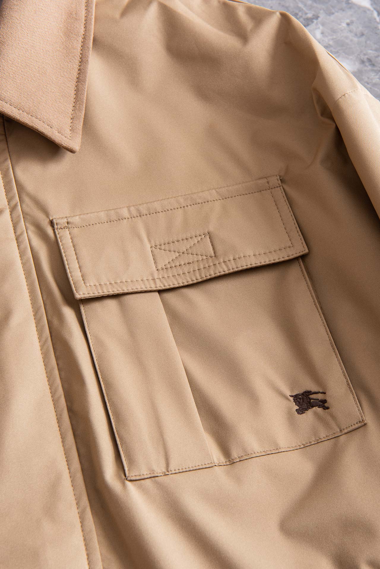 26ss新春最新出品 BUR王牌尖货， 内侧为 Burberry 经典点格纹棉质面料，呈现常规版型，B家