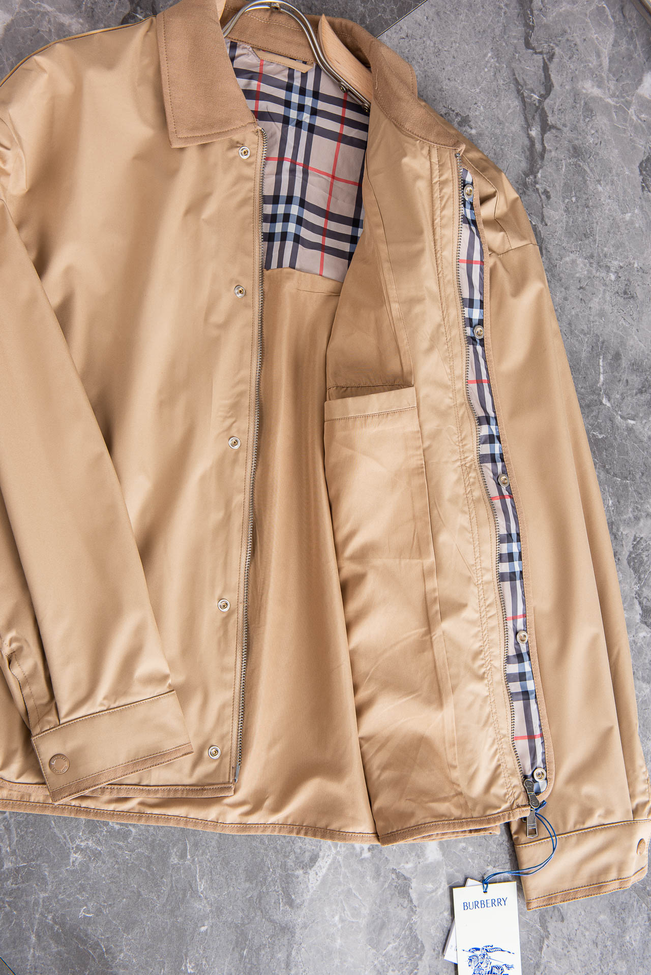 26ss新春最新出品 BUR王牌尖货， 内侧为 Burberry 经典点格纹棉质面料，呈现常规版型，B家