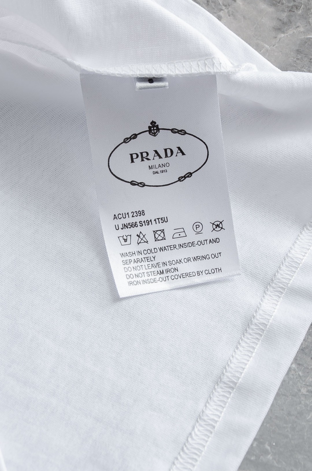 Pra*da普拉达 2026SS时尚潮人必备男士休闲圆领短袖T恤衫#设计理念潮流前卫与尚可持续，选用客供