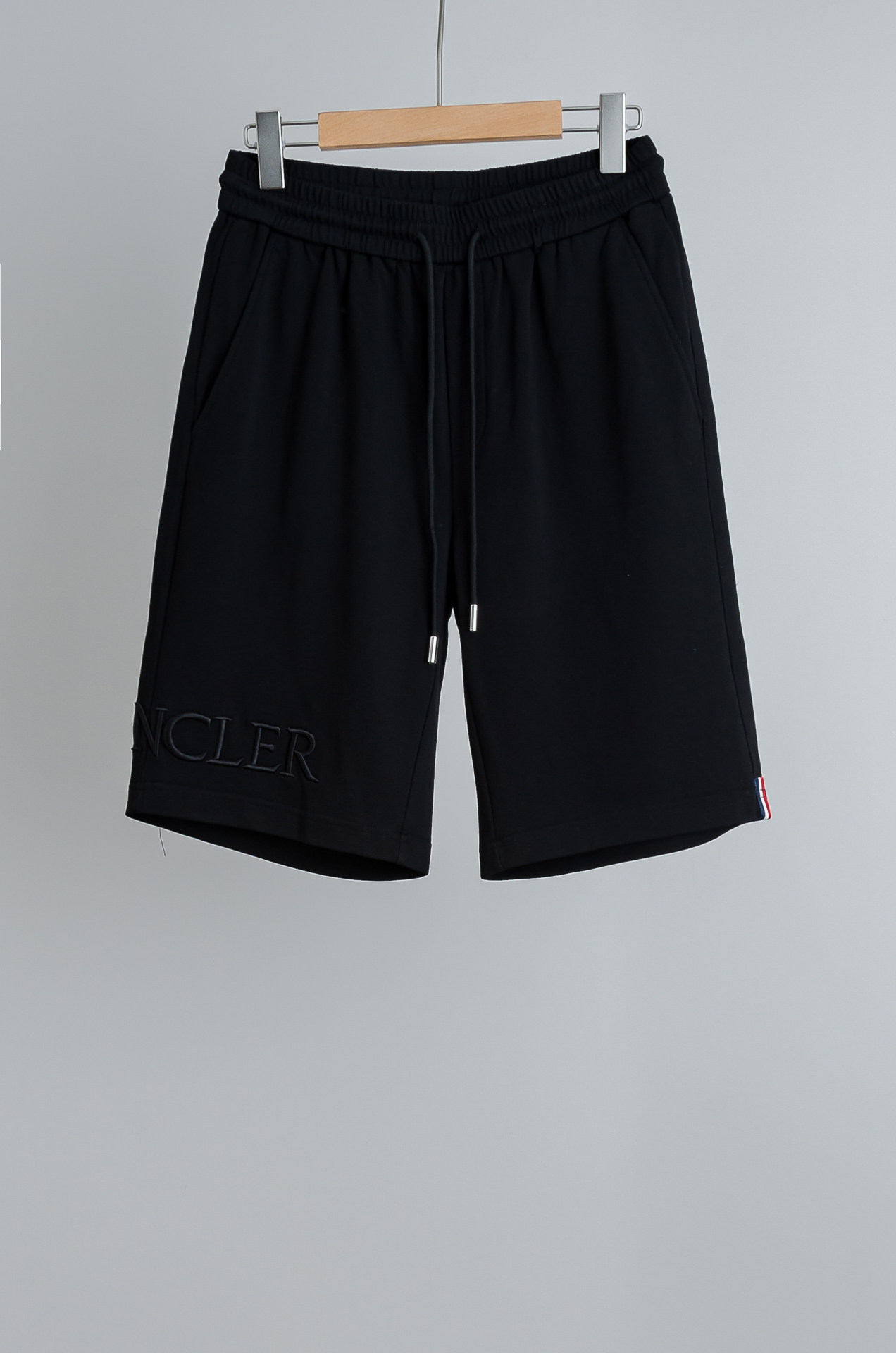 NO:842466,Mon#cler 2025SS combed cotton straight casual shorts# are made of imported cotton knitted materials and high-density fabrics. The upper body is very comfortable, with a delicate and soft touch. The excellent natural breathability brings a better dressing experience. The anti-wrinkle and wear-resistant properties are self-evident, and the hygroscopicity is also very good!  The slight elasticity makes the overall touch more comfortable, without any discomfort, and the relaxed and comfortable feeling is really great!  The loose and straight version makes it comfortable to wear, with a straight and stylish upper body. The drawstring elastic waist can be freely adjusted in size. It is very tolerant, durable and of higher quality!  The fully hemmed lining is a low-key demonstration of the brand's superior craftsmanship, which also virtually elevates the superior quality of the pants!  Size M-XXL,,shorts,19860909Mon#cler 2025SS精梳全棉直筒休闲短裤#甄选客供进口全棉针织料,高密度织物制作而成,上身很舒适,触感细腻柔软,卓越的天然透气性带来更好的穿衣体验,抗皱耐磨性能不言而喻,吸湿性也是非常的赞！微微的弹性更是让整体的触感更加的舒适,没有任何不适感,轻松自在的感觉真的很棒！宽松直筒的版型,穿着舒适上身挺括有型,抽绳松紧腰可自由调节大小,包容性很大,经久耐用,品质更高！ 全部包边的内里低调彰显了品牌上乘的工艺实力,这也无形中让裤子的优越品质提升档次！ 尺码M-XXL,,shorts,,Men's clothing