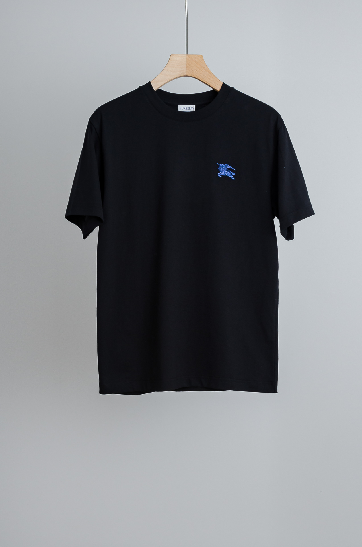 NO:842436,BURBERRY. Burberry 2026SS men's casual round neck short-sleeved T-shirt, a must-have for fashionistas #The design concept is trendy, avant-garde and sustainable. It is made of finely woven blends of imported cotton from customers. It feels soft and elastic and will not deform no matter how you wash it or wear it!  The ribbing process on the collar makes it not easy to deform and long-wearing. The classic straight version can fit the body shape of the people to a greater extent. The upper body effect is excellent, and it can exude its own proud aura from the inside out. The basic and conventional straight round neck version tailoring, the upper body is fit and slim without being bloated, and the upper body effect is excellent. This new T-shirt is specially created for summer!  Size S-2XL,,burberry,burberry,T-shirt,tees,t-shirt,19860909BURBERRY.巴宝莉2026SS时尚潮人必备男士休闲圆领短袖T恤衫#设计理念潮流前卫与尚可持续,选用客供进口棉成分精织混纺而成的面料,手感柔软富有弹力,怎么洗怎么穿都不变形！领部罗纹工艺打造不易变形久穿耐磨.经典的直筒版型打造,能更大程度的契合人群的体型,上身效果极佳,能自内而外的散发出独属自己的傲人气场.基础常规的直筒圆领版型剪裁,上身合体修身不显臃肿,上身效果极佳,专为夏季打造的新品T恤！ 码数S-2XL,,burberry,burberry,T-shirt,tees，t-shirt,,Men's clothing