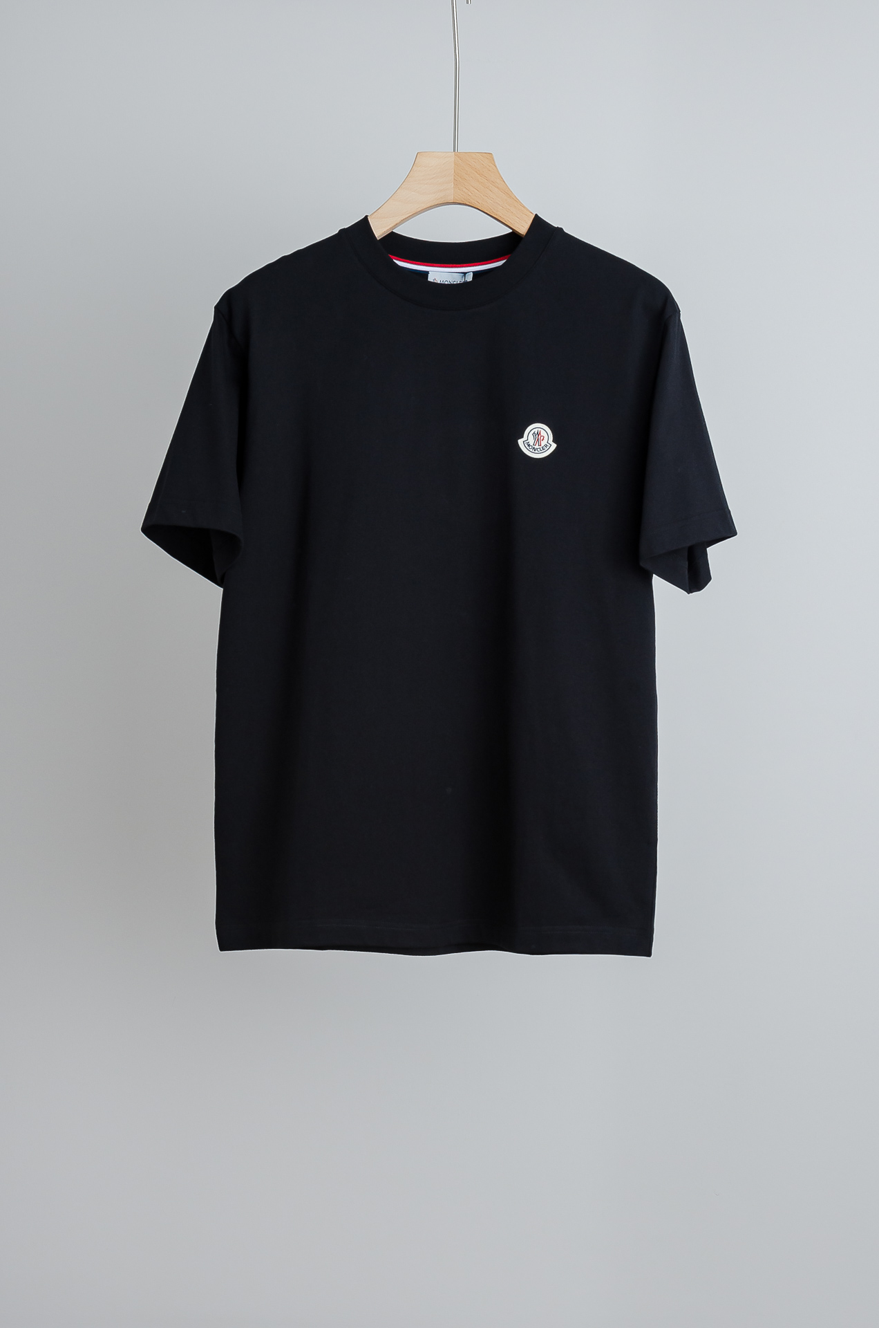 NO:842430,Men's MONCLER2026SS must-have men's casual round neck short-sleeved T-shirt for fashionistas #The design concept is trendy, avant-garde and sustainable. It uses finely woven blended fabrics with imported cotton ingredients. It feels soft and elastic, and will not deform no matter how you wash it or wear it!  The ribbing process on the collar makes it not easy to deform and long-wearing. The classic straight version can fit the body shape of the people to a greater extent. The upper body effect is excellent, and it can exude its own proud aura from the inside out. The basic and conventional straight round neck version tailoring, the upper body is fit and slim without being bloated, and the upper body effect is excellent. This new T-shirt is specially created for summer!  Size S-2XL,,Moncler,T-shirt,tees,t-shirt,19860909蒙口MONCLER2026SS时尚潮人必备男士休闲圆领短袖T恤衫#设计理念潮流前卫与尚可持续,选用客供进口棉成分精织混纺而成的面料,手感柔软富有弹力,怎么洗怎么穿都不变形！领部罗纹工艺打造不易变形久穿耐磨.经典的直筒版型打造,能更大程度的契合人群的体型,上身效果极佳,能自内而外的散发出独属自己的傲人气场.基础常规的直筒圆领版型剪裁,上身合体修身不显臃肿,上身效果极佳,专为夏季打造的新品T恤！ 码数S-2XL,,Moncler,T-shirt,tees，t-shirt,,Men's clothing