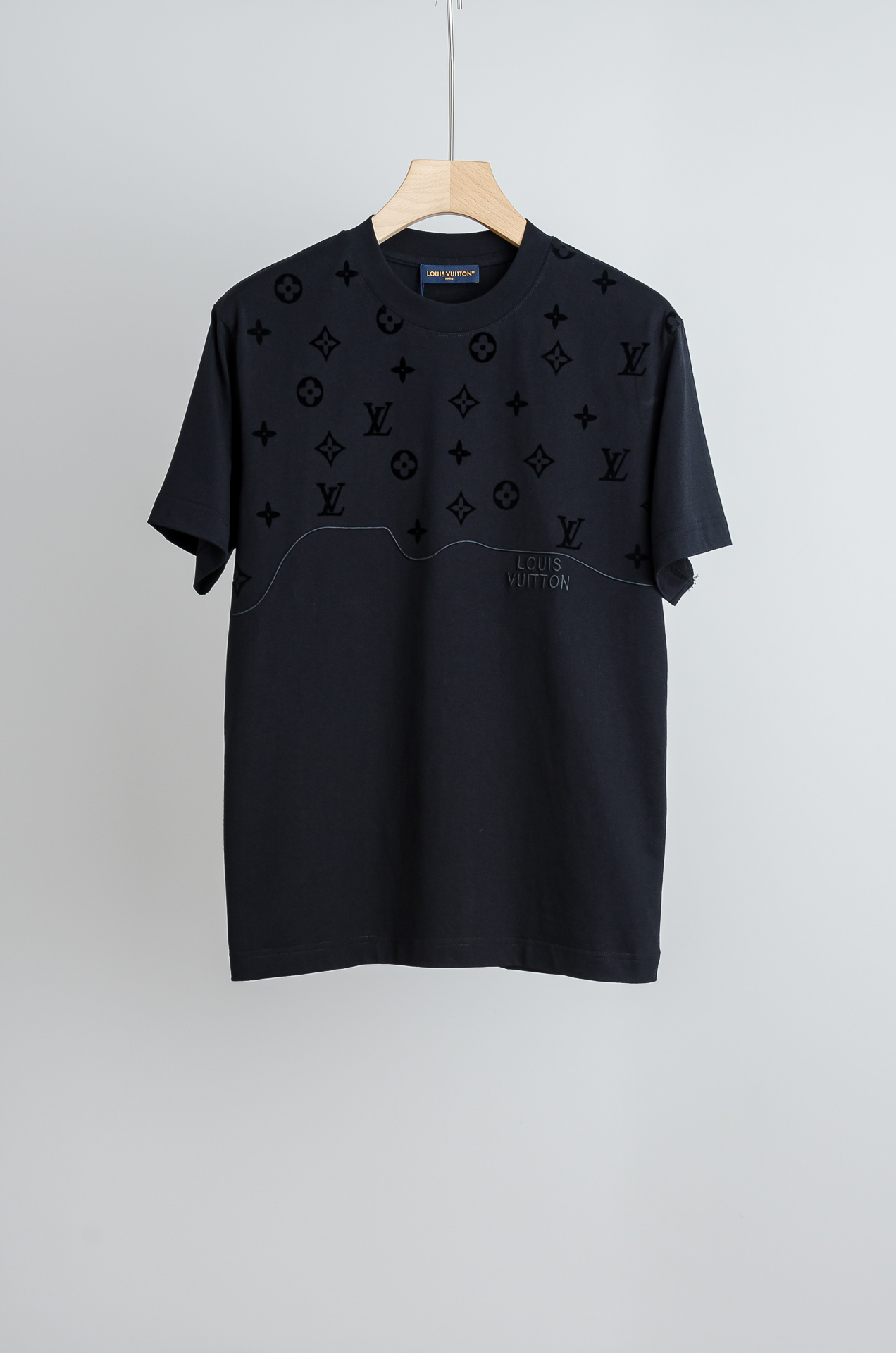 NO:842471,LV2026SS Men's casual round neck short-sleeved T-shirt, a must-have for fashionistas #The design concept is trendy, avant-garde and sustainable. The fabric is made of finely woven blends of imported cotton from customers. It feels soft and elastic, and it will not deform no matter how you wash it or wear it!  The ribbing process on the collar makes it not easy to deform and long-wearing. The classic straight version can fit the body shape of the people to a greater extent. The upper body effect is excellent, and it can exude its own proud aura from the inside out. The basic and conventional straight round neck version tailoring, the upper body is fit and slim without being bloated, and the upper body effect is excellent. This new T-shirt is specially created for summer!  Size S-2XL,,louis vuitton,T-shirt,tees,t-shirt,19860909LV2026SS时尚潮人必备男士休闲圆领短袖T恤衫#设计理念潮流前卫与尚可持续,选用客供进口棉成分精织混纺而成的面料,手感柔软富有弹力,怎么洗怎么穿都不变形！领部罗纹工艺打造不易变形久穿耐磨.经典的直筒版型打造,能更大程度的契合人群的体型,上身效果极佳,能自内而外的散发出独属自己的傲人气场.基础常规的直筒圆领版型剪裁,上身合体修身不显臃肿,上身效果极佳,专为夏季打造的新品T恤！ 码数S-2XL,,louis vuitton,T-shirt,tees，t-shirt,,Men's clothing