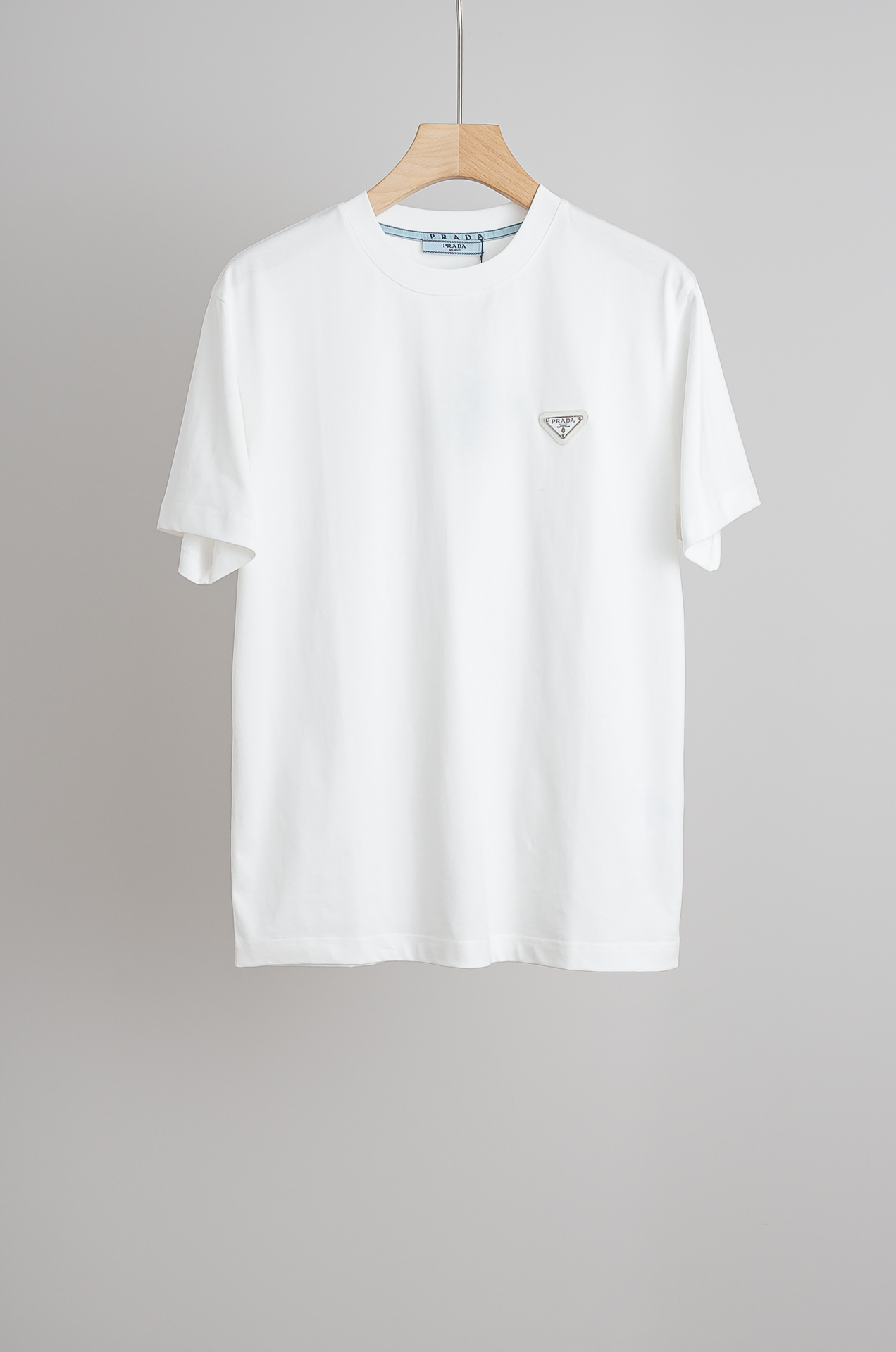 NO:842483,Prada 2026SS men's casual round neck short-sleeved T-shirt is a must-have for fashionistas #The design concept is trendy, avant-garde and sustainable. It uses finely woven blended fabrics with imported cotton ingredients. It feels soft and elastic, and it will not deform no matter how you wash it or wear it!  The ribbing process on the collar makes it not easy to deform and long-wearing. The classic straight version can fit the body shape of the people to a greater extent. The upper body effect is excellent, and it can exude its own proud aura from the inside out. The basic and conventional straight round neck version tailoring, the upper body is fit and slim without being bloated, and the upper body effect is excellent. This new T-shirt is specially created for summer!  Size S-2XL,,prada,prada,T-shirt,tees,t-shirt,19860909prada普拉达2026SS时尚潮人必备男士休闲圆领短袖T恤衫#设计理念潮流前卫与尚可持续,选用客供进口棉成分精织混纺而成的面料,手感柔软富有弹力,怎么洗怎么穿都不变形！领部罗纹工艺打造不易变形久穿耐磨.经典的直筒版型打造,能更大程度的契合人群的体型,上身效果极佳,能自内而外的散发出独属自己的傲人气场.基础常规的直筒圆领版型剪裁,上身合体修身不显臃肿,上身效果极佳,专为夏季打造的新品T恤！ 码数S-2XL,,prada,prada,T-shirt,tees，t-shirt,,Men's clothing