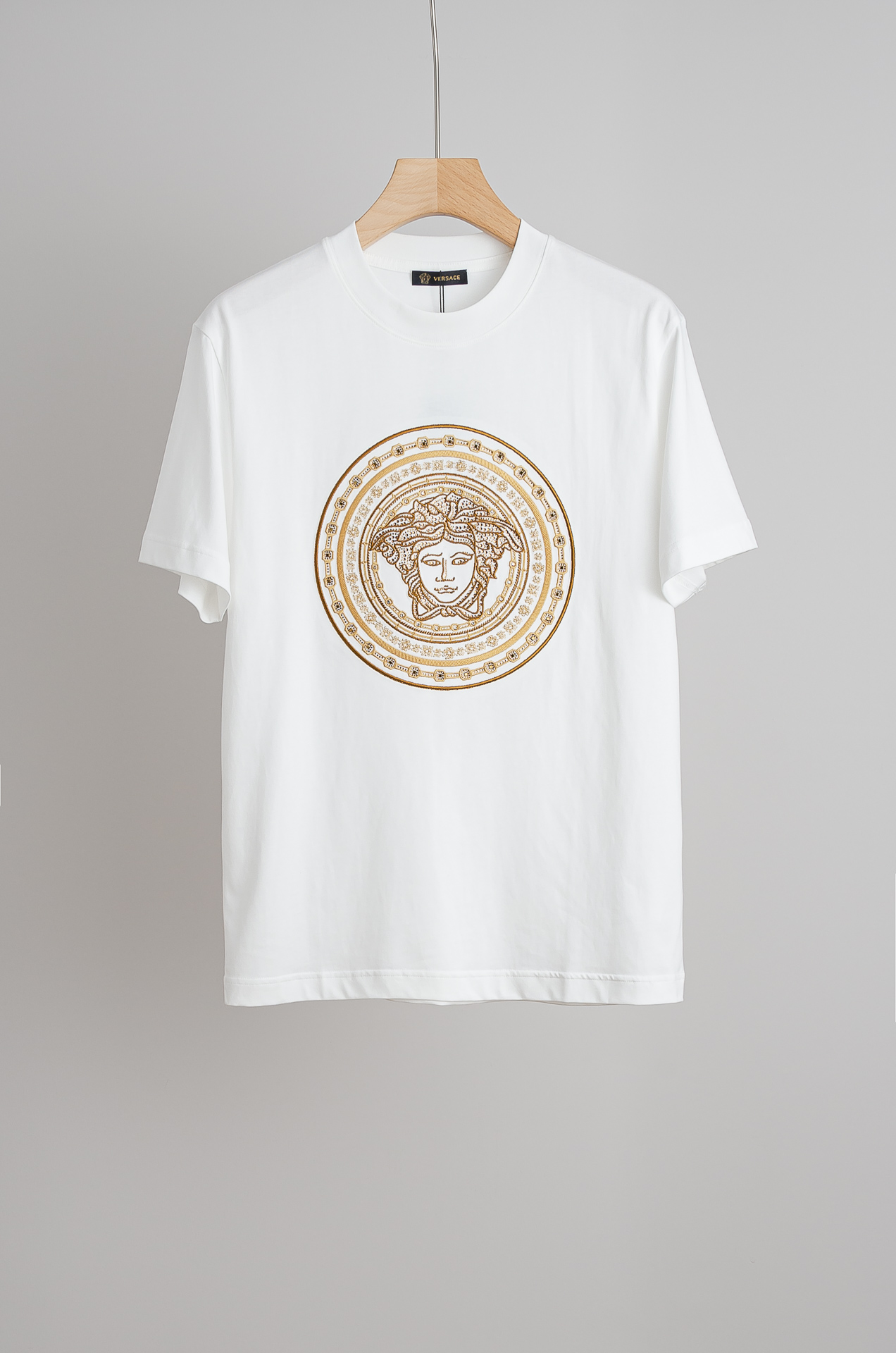 NO:842442,Versace 2026SS Men's casual round neck short-sleeved T-shirt, a must-have for fashionistas #The design concept is trendy, avant-garde and sustainable. The fabric is made of finely woven blends of imported cotton from customers. It feels soft and elastic, and it will not deform no matter how you wash it or wear it!  The ribbing process on the collar makes it not easy to deform and long-wearing. The classic straight version can fit the body shape of the people to a greater extent. The upper body effect is excellent, and it can exude its own proud aura from the inside out. The basic and conventional straight round neck version tailoring, the upper body is fit and slim without being bloated, and the upper body effect is excellent. This new T-shirt is specially created for summer!  Size S-2XL,,versace,T-shirt,tees,t-shirt,19860909范思哲 2026SS时尚潮人必备男士休闲圆领短袖T恤衫#设计理念潮流前卫与尚可持续,选用客供进口棉成分精织混纺而成的面料,手感柔软富有弹力,怎么洗怎么穿都不变形！领部罗纹工艺打造不易变形久穿耐磨.经典的直筒版型打造,能更大程度的契合人群的体型,上身效果极佳,能自内而外的散发出独属自己的傲人气场.基础常规的直筒圆领版型剪裁,上身合体修身不显臃肿,上身效果极佳,专为夏季打造的新品T恤！ 码数S-2XL,,versace,T-shirt,tees，t-shirt,,Men's clothing