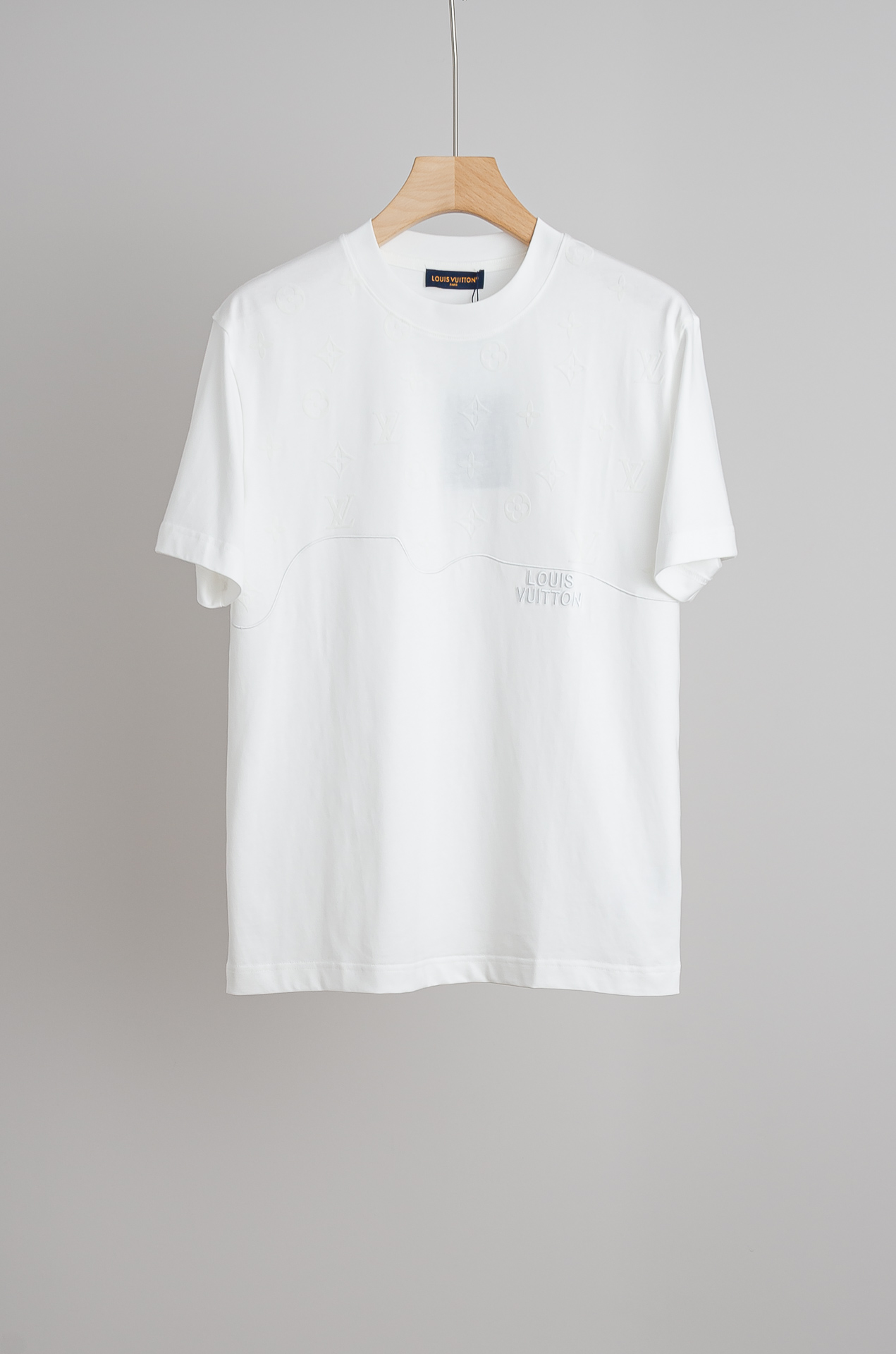 NO:842477,LV 2026SS must-have men's casual round neck short-sleeved T-shirt for fashionistas #The design concept is trendy, avant-garde and sustainable. It uses finely woven blended fabrics with imported cotton ingredients. It feels soft and elastic, and it will not deform no matter how you wash it or wear it!  The ribbing process on the collar makes it not easy to deform and long-wearing. The classic straight version can fit the body shape of the people to a greater extent. The upper body effect is excellent, and it can exude its own proud aura from the inside out. The basic and conventional straight round neck version tailoring, the upper body is fit and slim without being bloated, and the upper body effect is excellent. This new T-shirt is specially created for summer!  Size S-2XL,,louis vuitton,T-shirt,tees,t-shirt,19860909LV 2026SS时尚潮人必备男士休闲圆领短袖T恤衫#设计理念潮流前卫与尚可持续,选用客供进口棉成分精织混纺而成的面料,手感柔软富有弹力,怎么洗怎么穿都不变形！领部罗纹工艺打造不易变形久穿耐磨.经典的直筒版型打造,能更大程度的契合人群的体型,上身效果极佳,能自内而外的散发出独属自己的傲人气场.基础常规的直筒圆领版型剪裁,上身合体修身不显臃肿,上身效果极佳,专为夏季打造的新品T恤！ 码数S-2XL,,louis vuitton,T-shirt,tees，t-shirt,,Men's clothing