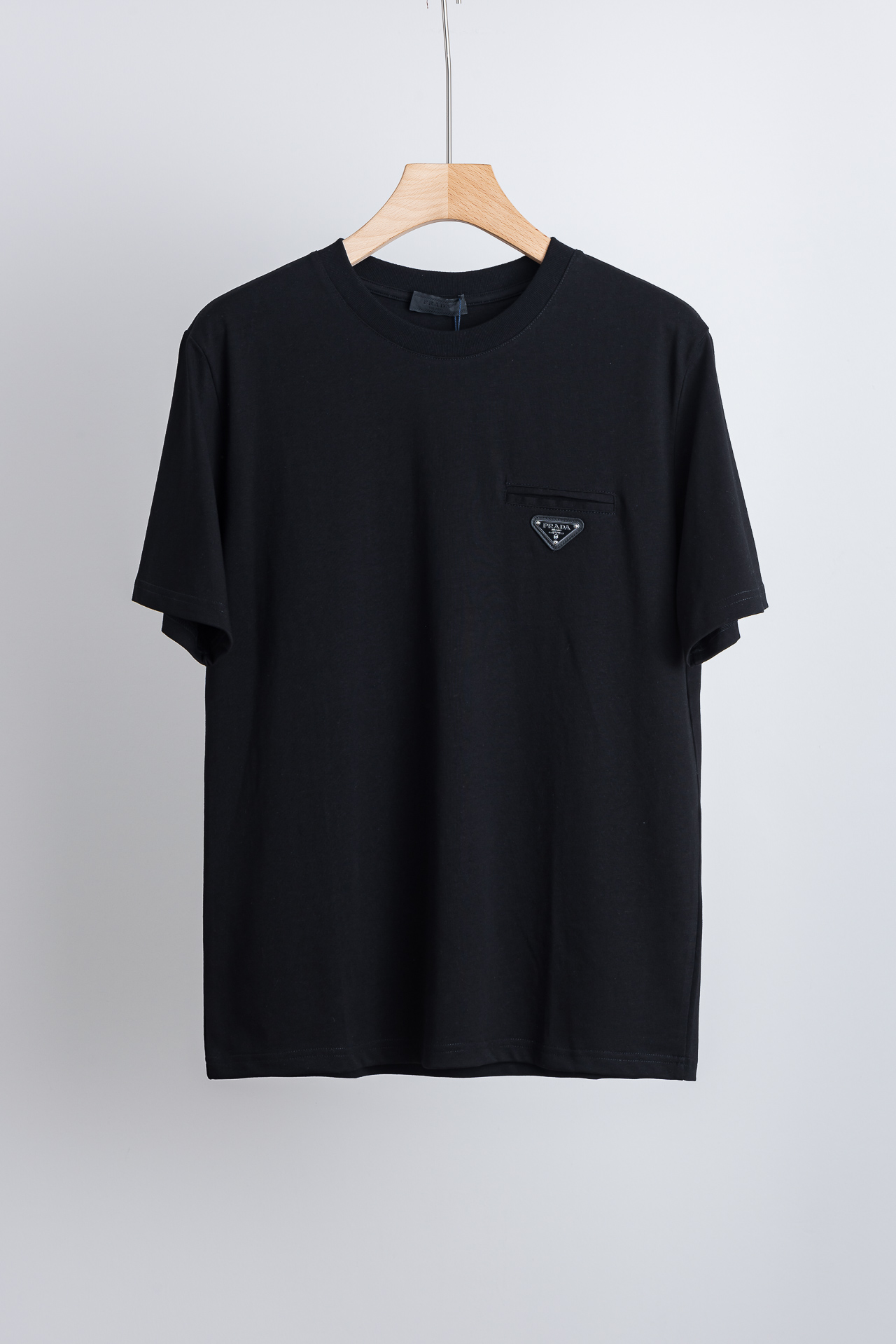 NO:842453,Prada 2026SS latest casual round neck short-sleeved T-shirt# is made of finely blended imported cotton from customers. It feels soft and elastic and will not deform no matter how you wash it or wear it!  The ribbing process on the collar makes it not easy to deform and long-wearing. The classic straight version can fit the body shape of the people to a greater extent. The upper body effect is excellent, and it can exude its own proud aura from the inside out. The basic and conventional straight round neck version tailoring, the upper body is fit and slim without being bloated, and the upper body effect is excellent. This new T-shirt is specially created for summer!  Size S-2XL,,prada,prada,T-shirt,tees,t-shirt,19860909prada普拉达 2026SS最新休闲圆领短袖T恤衫#选用客供进口棉成分精织混纺而成的面料,手感柔软富有弹力,怎么洗怎么穿都不变形！领部罗纹工艺打造不易变形久穿耐磨.经典的直筒版型打造,能更大程度的契合人群的体型,上身效果极佳,能自内而外的散发出独属自己的傲人气场.基础常规的直筒圆领版型剪裁,上身合体修身不显臃肿,上身效果极佳,专为夏季打造的新品T恤！ 码数S-2XL,,prada,prada,T-shirt,tees，t-shirt,,Men's clothing