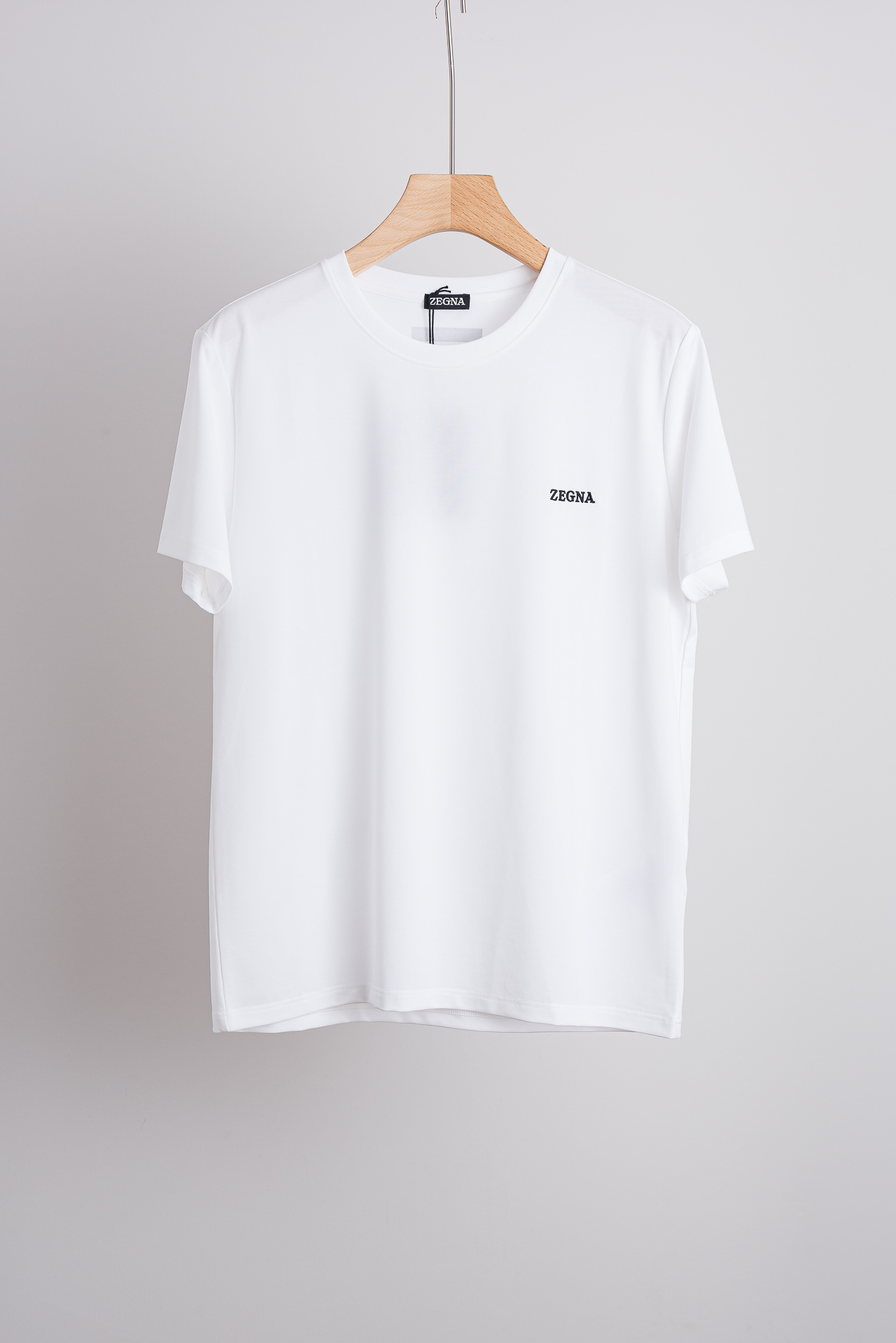 NO:842465,Zegna Ermenegildo Zegna 2026ss new spring and summer product, men's casual solid color round neck short-sleeved # The fabric properties are all high-quality, the mesh structure is delicate and natural, after washing, the texture becomes more friendly, the comfort and breathability are perfect, the tactile experience is self-evident, the ultimate luxury enjoyment!  The details are exquisite and the appearance is perfect. The craftsmanship is evident everywhere. The upper body is full of temperament, elegant and capable, with both style and style. It is a T-shirt with excellent versatility and wearability! Size S-XXL,,zegna,T-shirt,19860909Zegna杰尼亚2026ss春夏新品 ,男士休闲纯色圆领短袖#面料属性皆为上乘,网眼结构细腻自然,经过水洗后,肌理变得更具亲和力,舒适性与透气性完美兼备,触感体验不言而喻,奢华极致享受！细节精致出挑,品相完美如斯,处处彰显出匠心工艺,上身满满的气质感,优雅且干练,型格兼具,百搭实穿性极好的一款T桖衫! 尺码S-XXL,,zegna,T-shirt,,Men's clothing