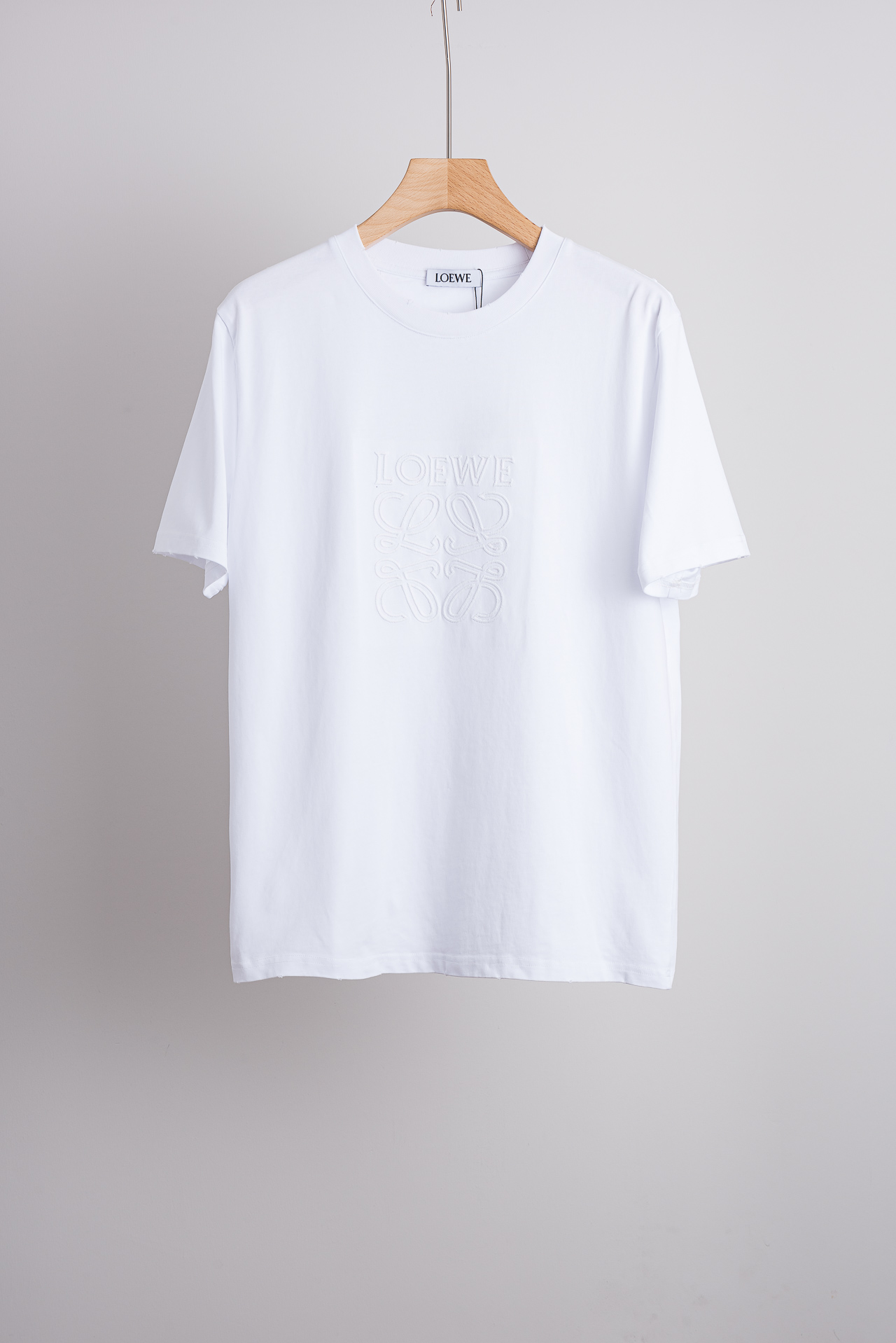NO:842459,LOEWE 2026SS latest casual round neck short-sleeved T-shirt # is made of finely woven blended fabrics with imported cotton components. It feels soft and elastic and will not deform no matter how you wash it or wear it!  The ribbing process on the collar makes it not easy to deform and long-wearing. The classic straight version can fit the body shape of the people to a greater extent. The upper body effect is excellent, and it can exude its own proud aura from the inside out. The basic and conventional straight round neck version tailoring, the upper body is fit and slim without being bloated, and the upper body effect is excellent. This new T-shirt is specially created for summer!  Size S-2XL,,loewe,loewe,T-shirt,tees,t-shirt,19860909LOEWE罗意威2026SS最新休闲圆领短袖T恤衫#选用客供进口棉成分精织混纺而成的面料,手感柔软富有弹力,怎么洗怎么穿都不变形！领部罗纹工艺打造不易变形久穿耐磨.经典的直筒版型打造,能更大程度的契合人群的体型,上身效果极佳,能自内而外的散发出独属自己的傲人气场.基础常规的直筒圆领版型剪裁,上身合体修身不显臃肿,上身效果极佳,专为夏季打造的新品T恤！ 码数S-2XL,,loewe,loewe,T-shirt,tees，t-shirt,,Men's clothing
