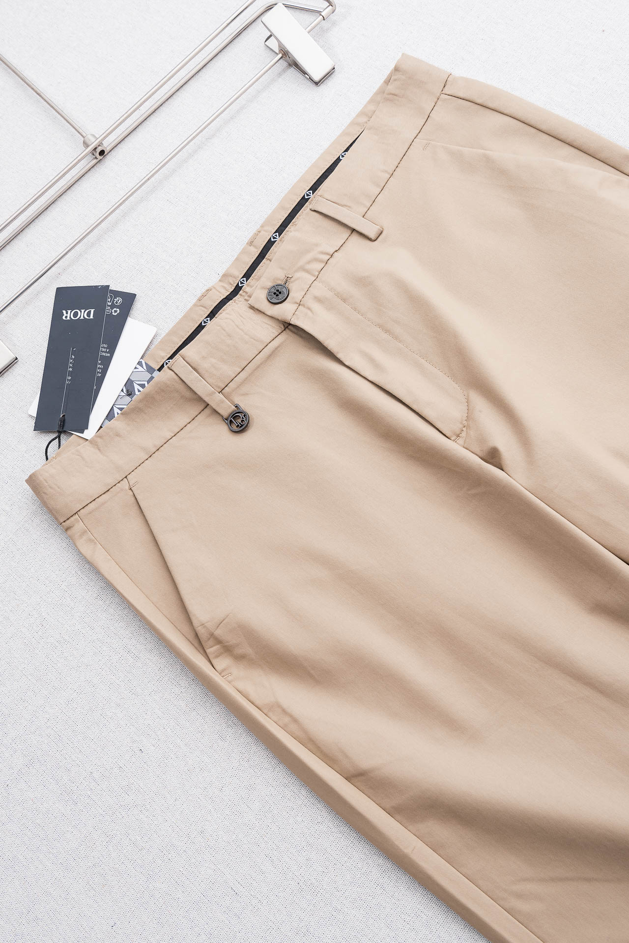 Dior迪奥26ss春夏轻奢时尚定制休闲西裤，简洁干练的风格，精致卓越的品质男装，每款的设计点跟舒适度都