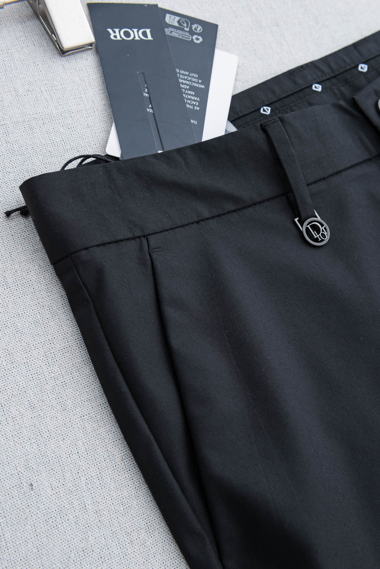 Dior 迪奥26ss春夏轻奢时尚定制休闲西裤，简洁干练的风格，精致卓越的品质男装，每款的设计点跟舒适度