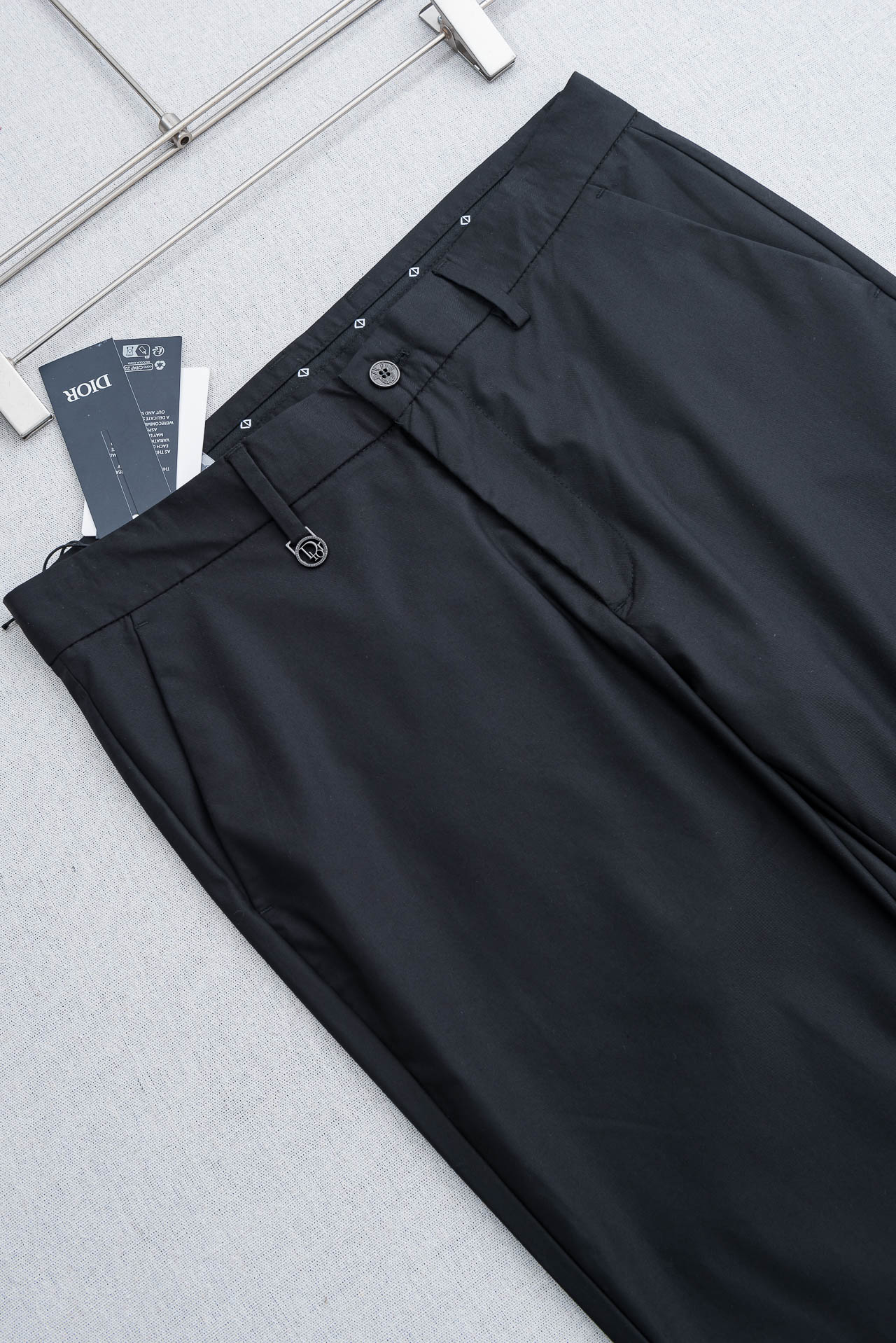 Dior 迪奥26ss春夏轻奢时尚定制休闲西裤，简洁干练的风格，精致卓越的品质男装，每款的设计点跟舒适度