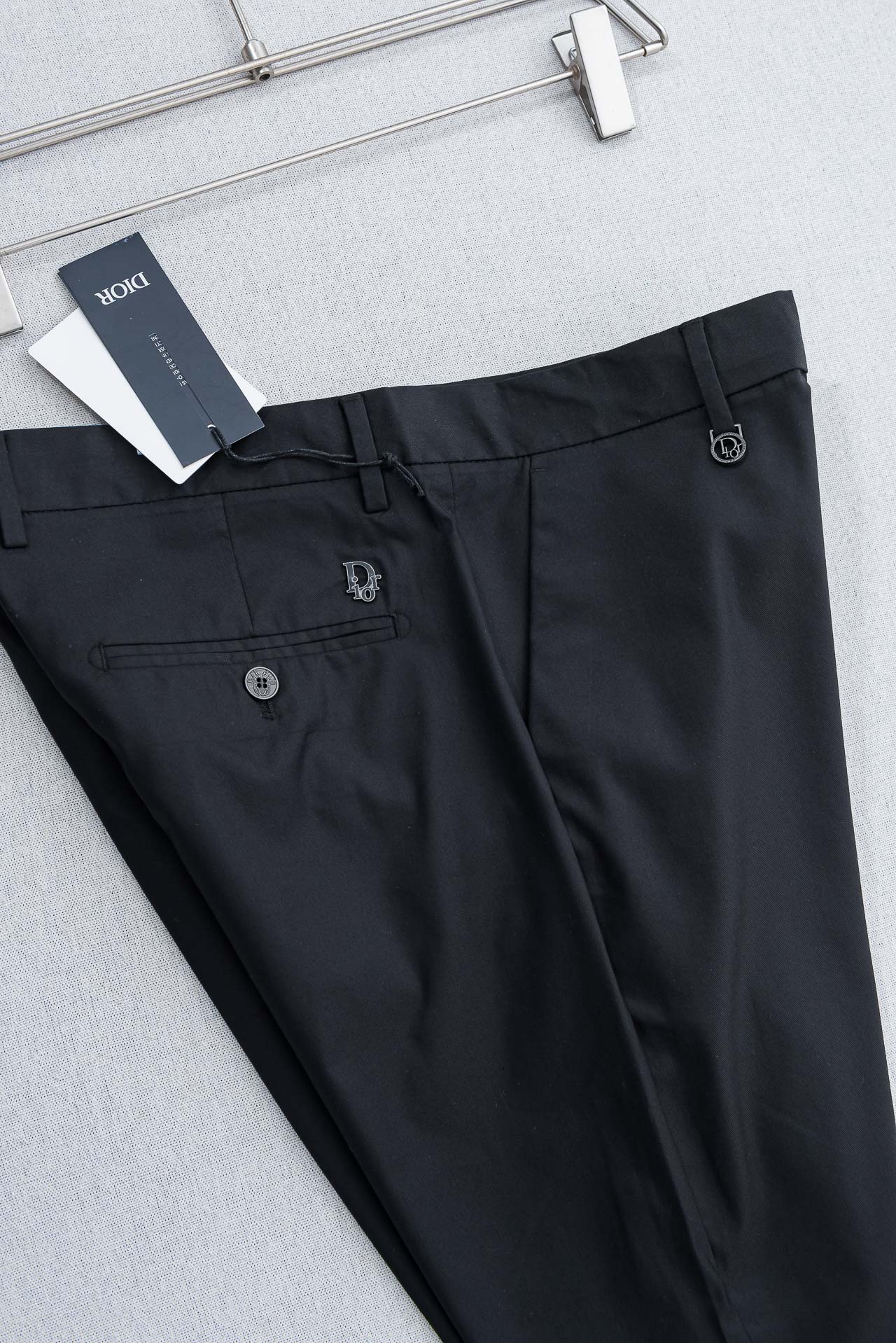 Dior 迪奥26ss春夏轻奢时尚定制休闲西裤，简洁干练的风格，精致卓越的品质男装，每款的设计点跟舒适度