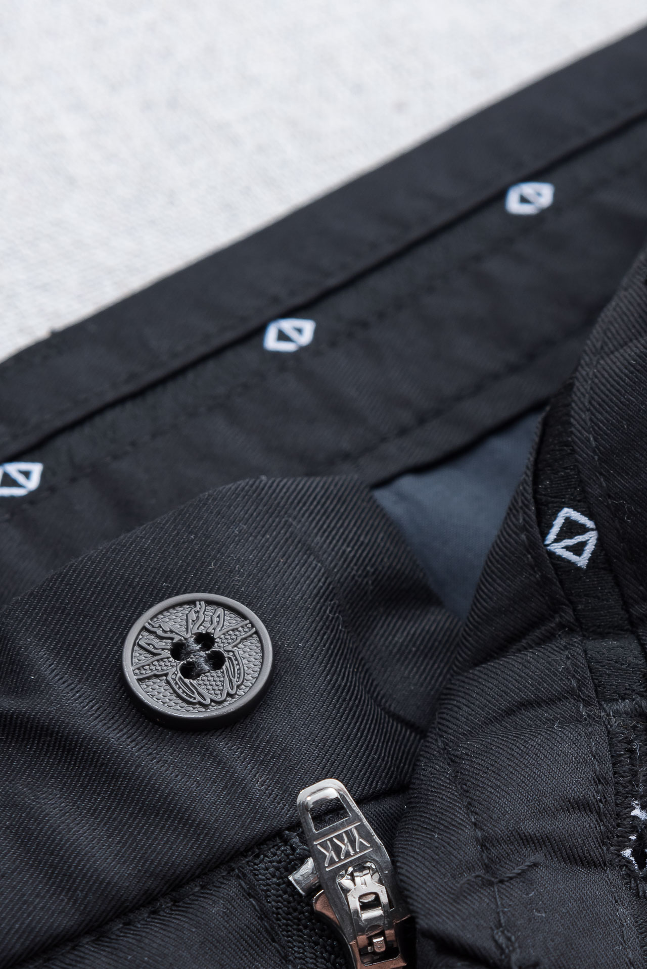 Dior 迪奥26ss春夏轻奢时尚定制休闲西裤，简洁干练的风格，精致卓越的品质男装，每款的设计点跟舒适度