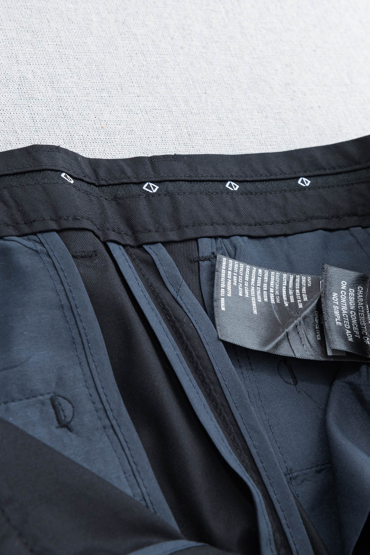 Dior 迪奥26ss春夏轻奢时尚定制休闲西裤，简洁干练的风格，精致卓越的品质男装，每款的设计点跟舒适度