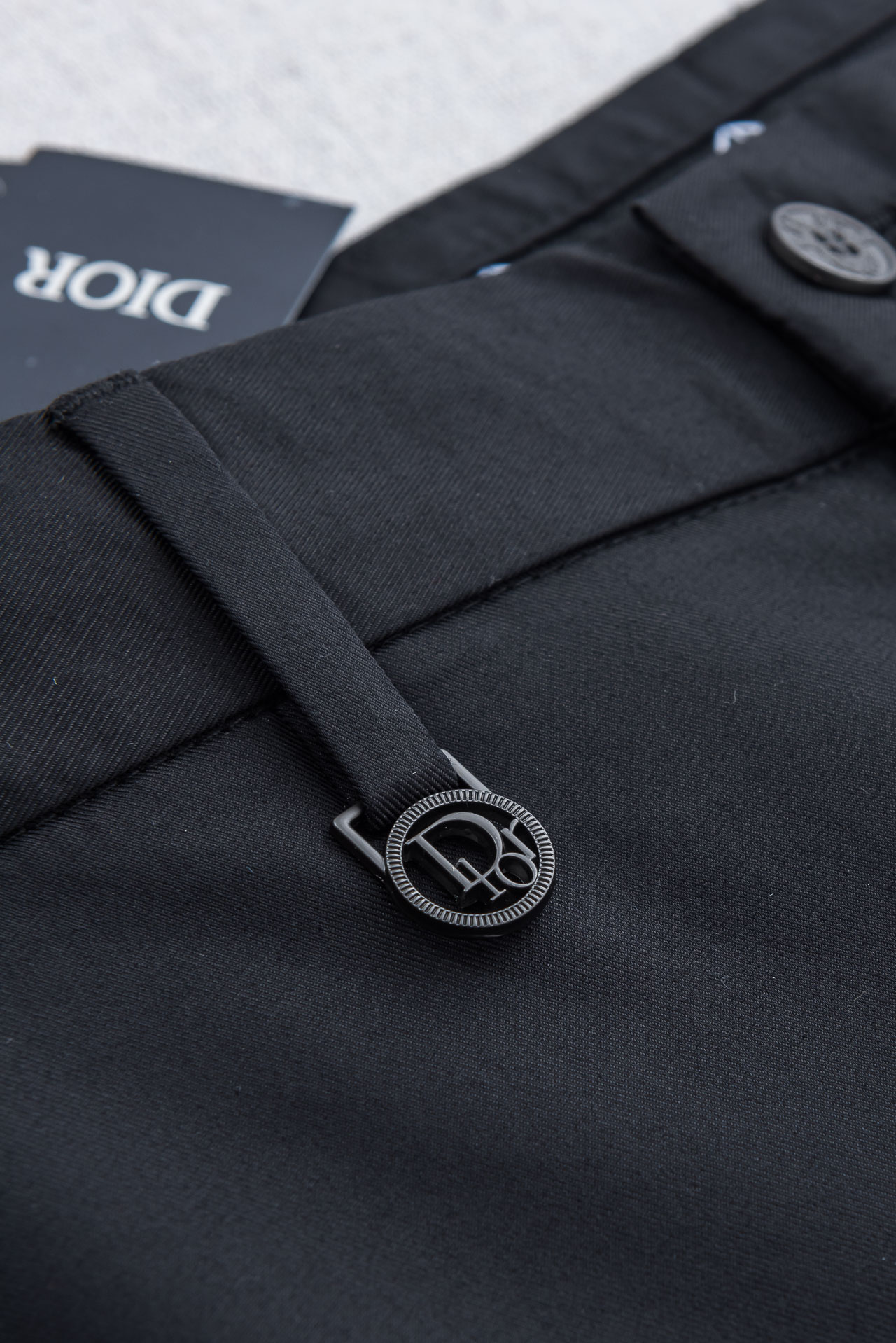 Dior 迪奥26ss春夏轻奢时尚定制休闲西裤，简洁干练的风格，精致卓越的品质男装，每款的设计点跟舒适度