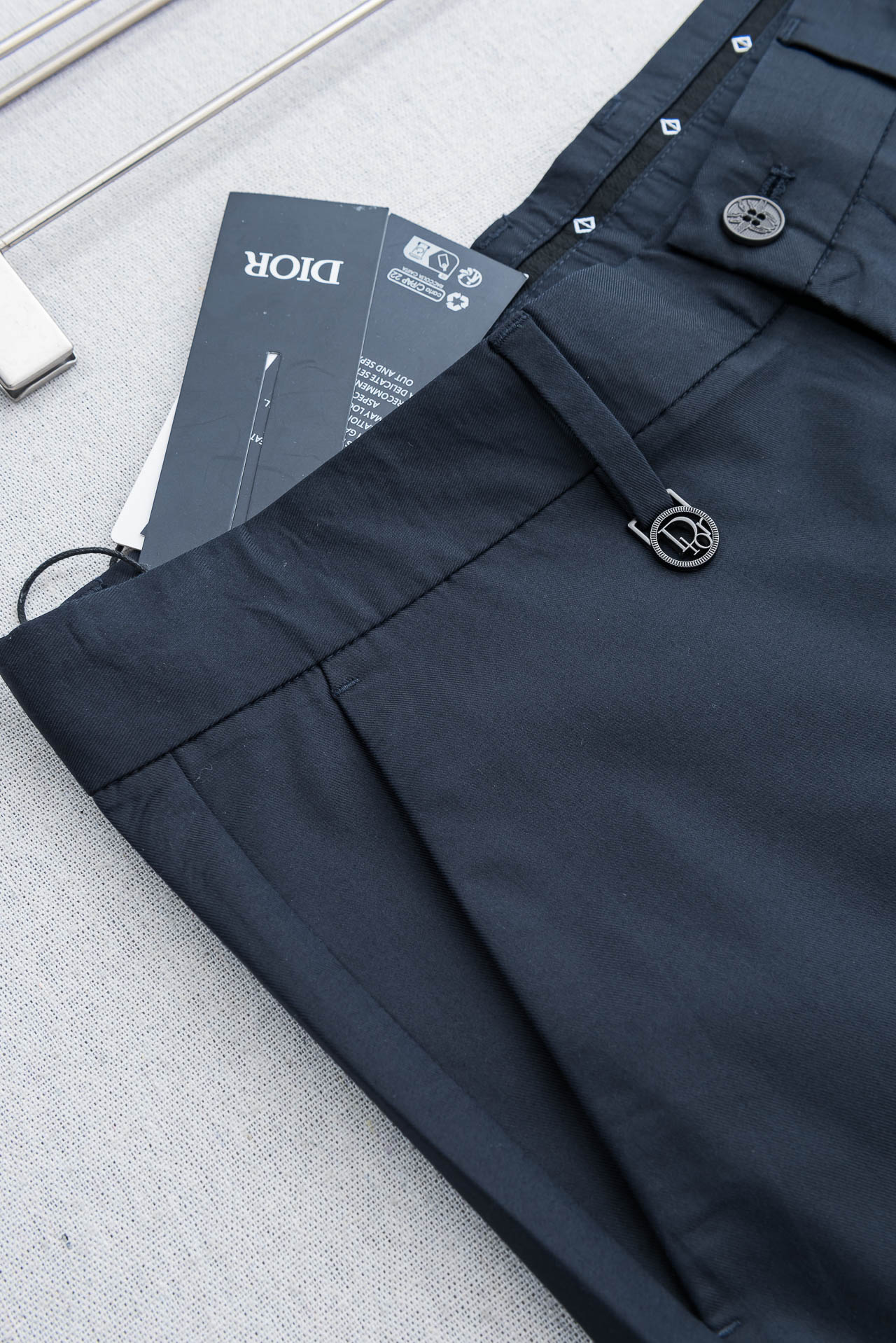 Dior迪奥26ss春夏轻奢时尚定制休闲西裤，简洁干练的风格，精致卓越的品质男装，每款的设计点跟舒适度都