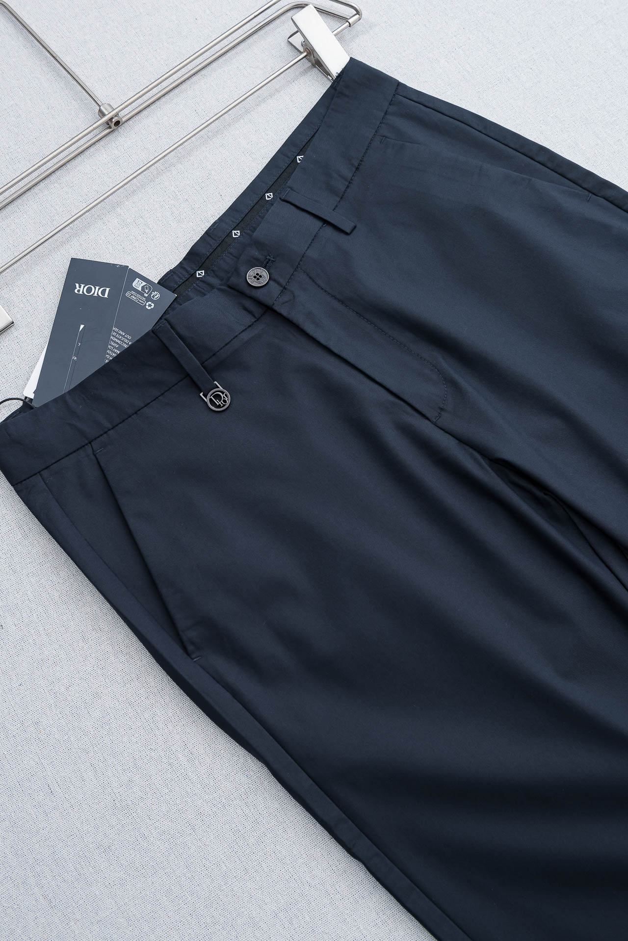 Dior迪奥26ss春夏轻奢时尚定制休闲西裤，简洁干练的风格，精致卓越的品质男装，每款的设计点跟舒适度都