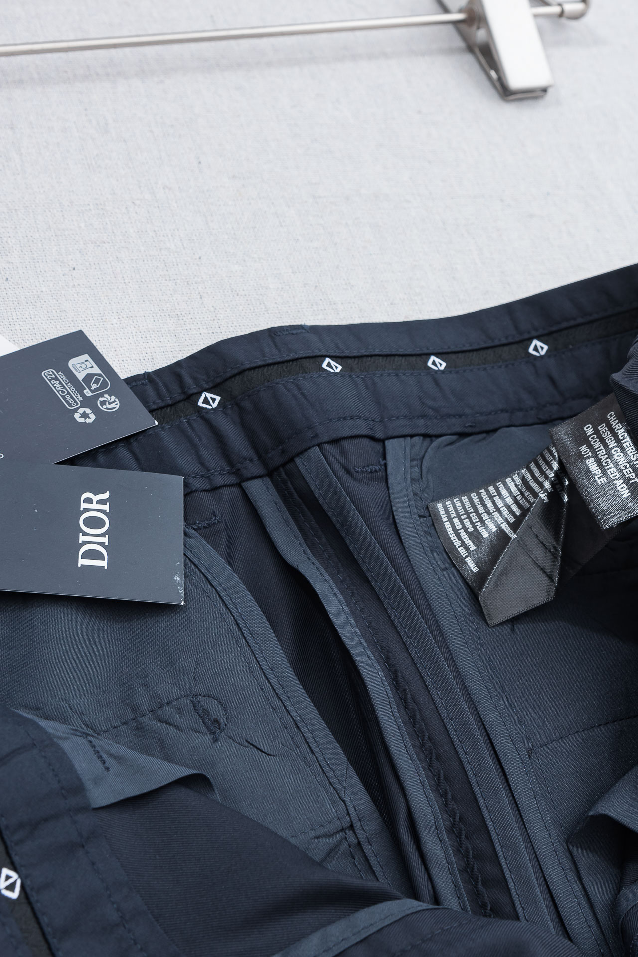 Dior迪奥26ss春夏轻奢时尚定制休闲西裤，简洁干练的风格，精致卓越的品质男装，每款的设计点跟舒适度都