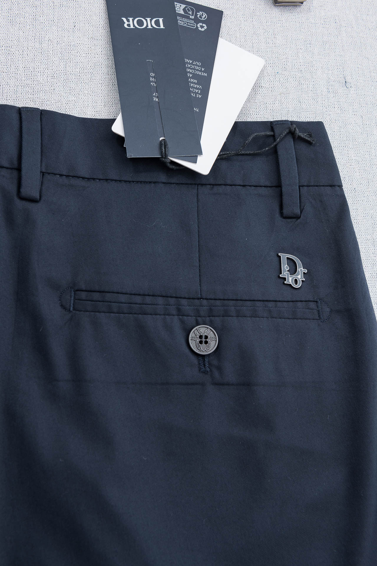 Dior迪奥26ss春夏轻奢时尚定制休闲西裤，简洁干练的风格，精致卓越的品质男装，每款的设计点跟舒适度都