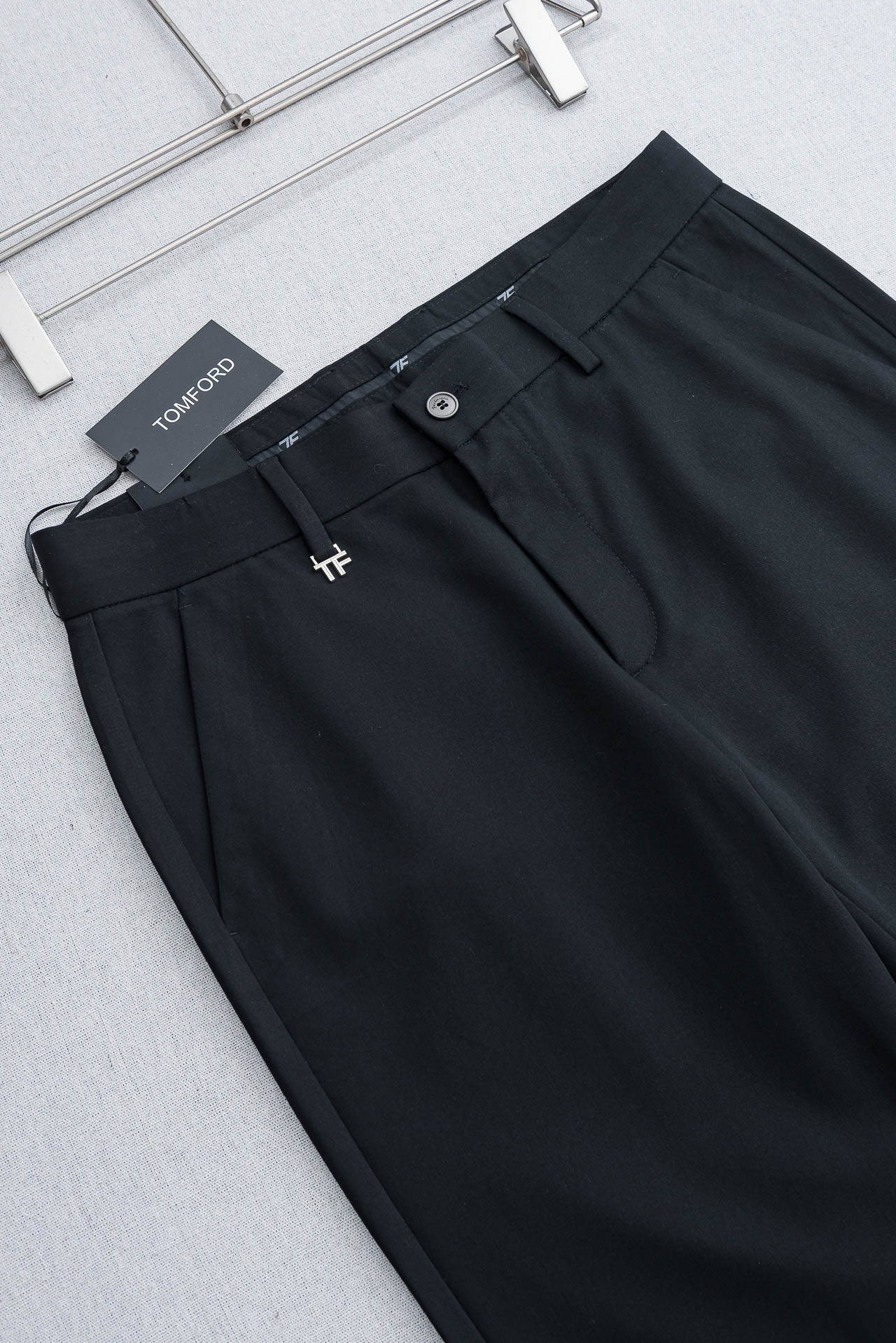 TF 26ss春夏轻奢时尚定制休闲西裤，简洁干练的风格，精致卓越的品质男装，每款的设计点跟舒适度都能做到