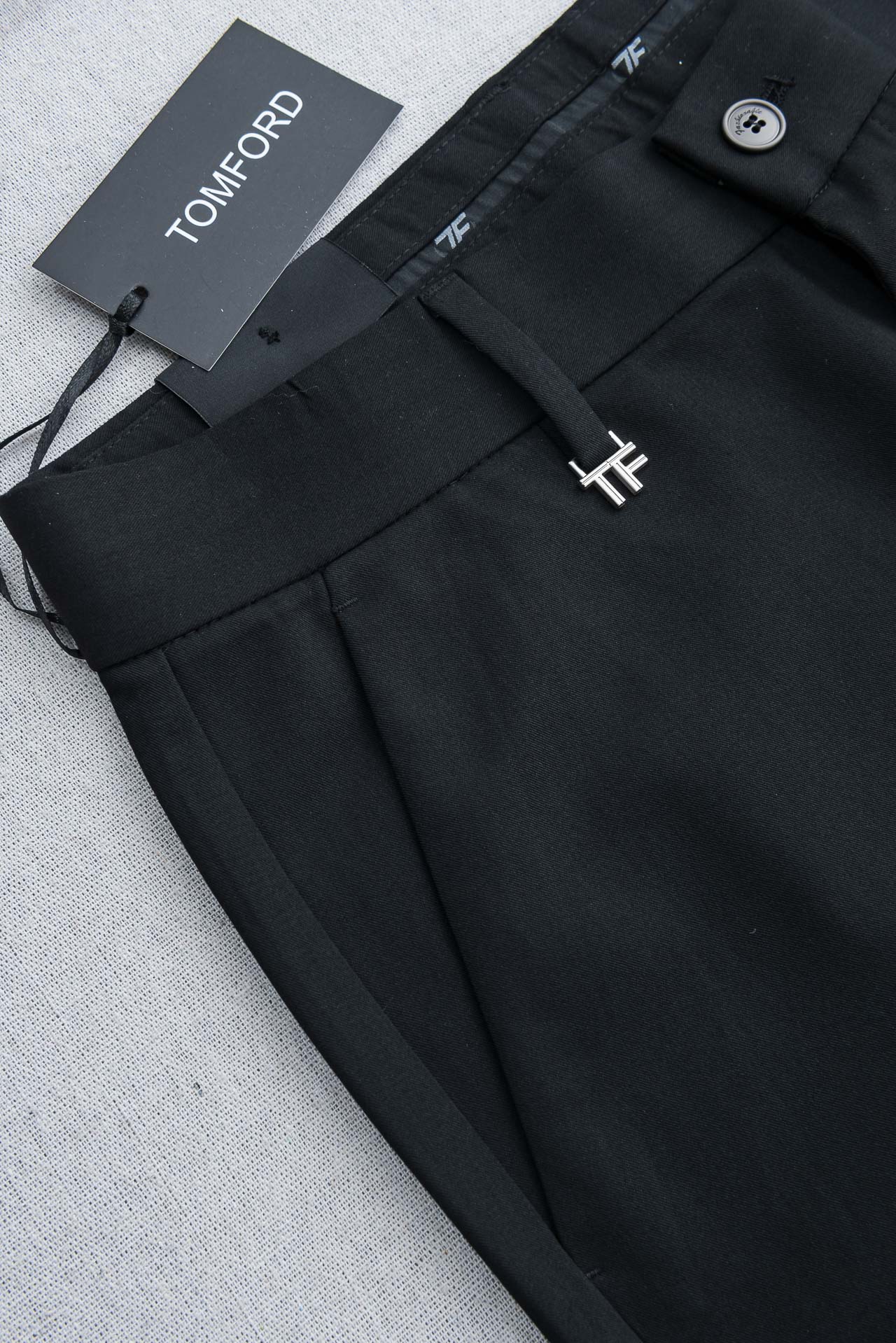 TF 26ss春夏轻奢时尚定制休闲西裤，简洁干练的风格，精致卓越的品质男装，每款的设计点跟舒适度都能做到