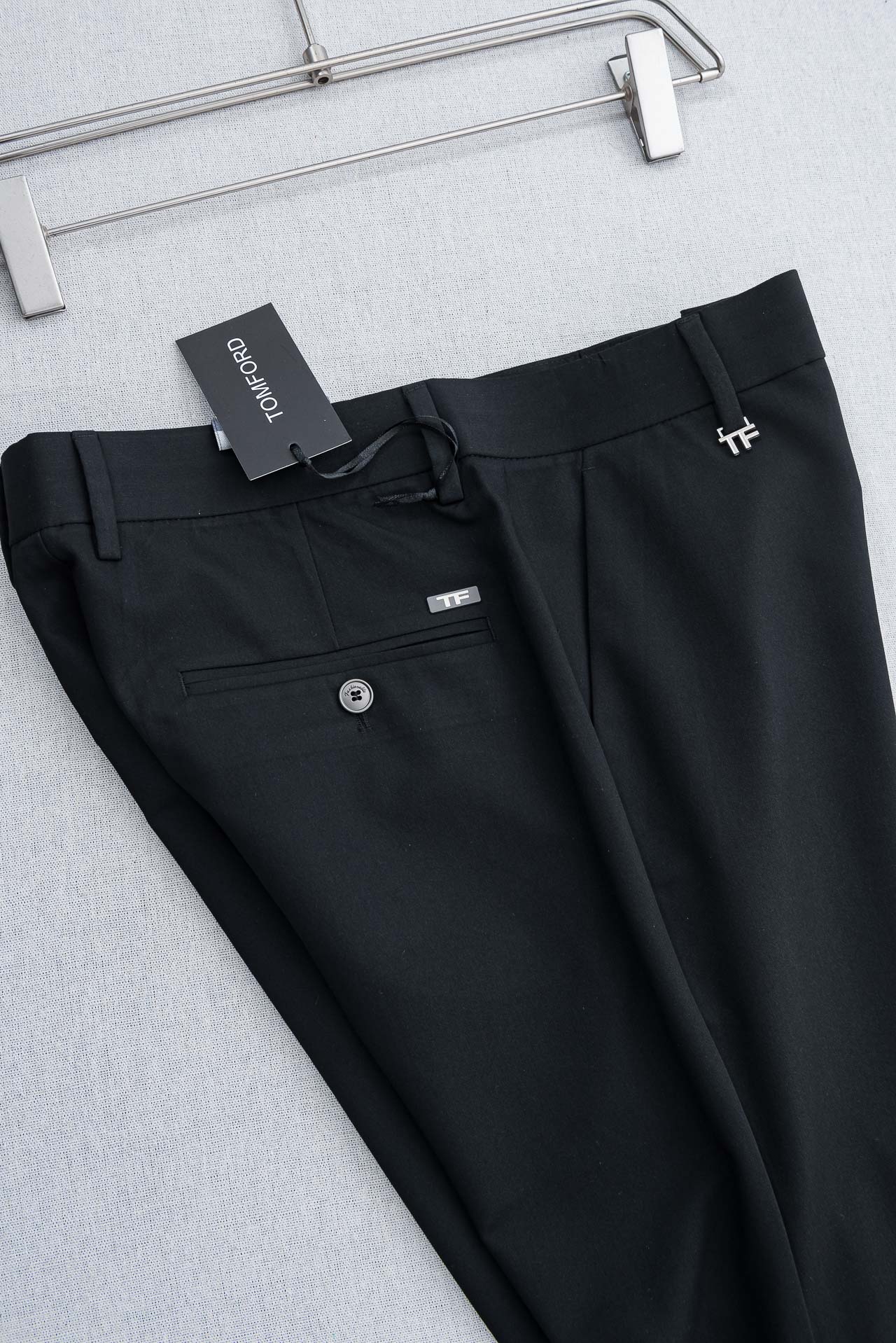 TF 26ss春夏轻奢时尚定制休闲西裤，简洁干练的风格，精致卓越的品质男装，每款的设计点跟舒适度都能做到