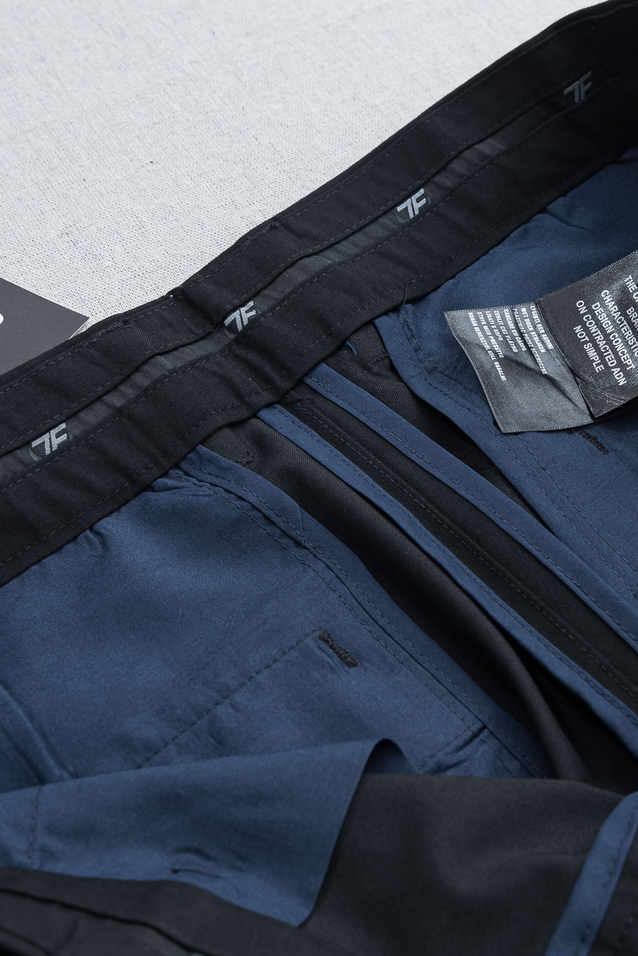 TF 26ss春夏轻奢时尚定制休闲西裤，简洁干练的风格，精致卓越的品质男装，每款的设计点跟舒适度都能做到