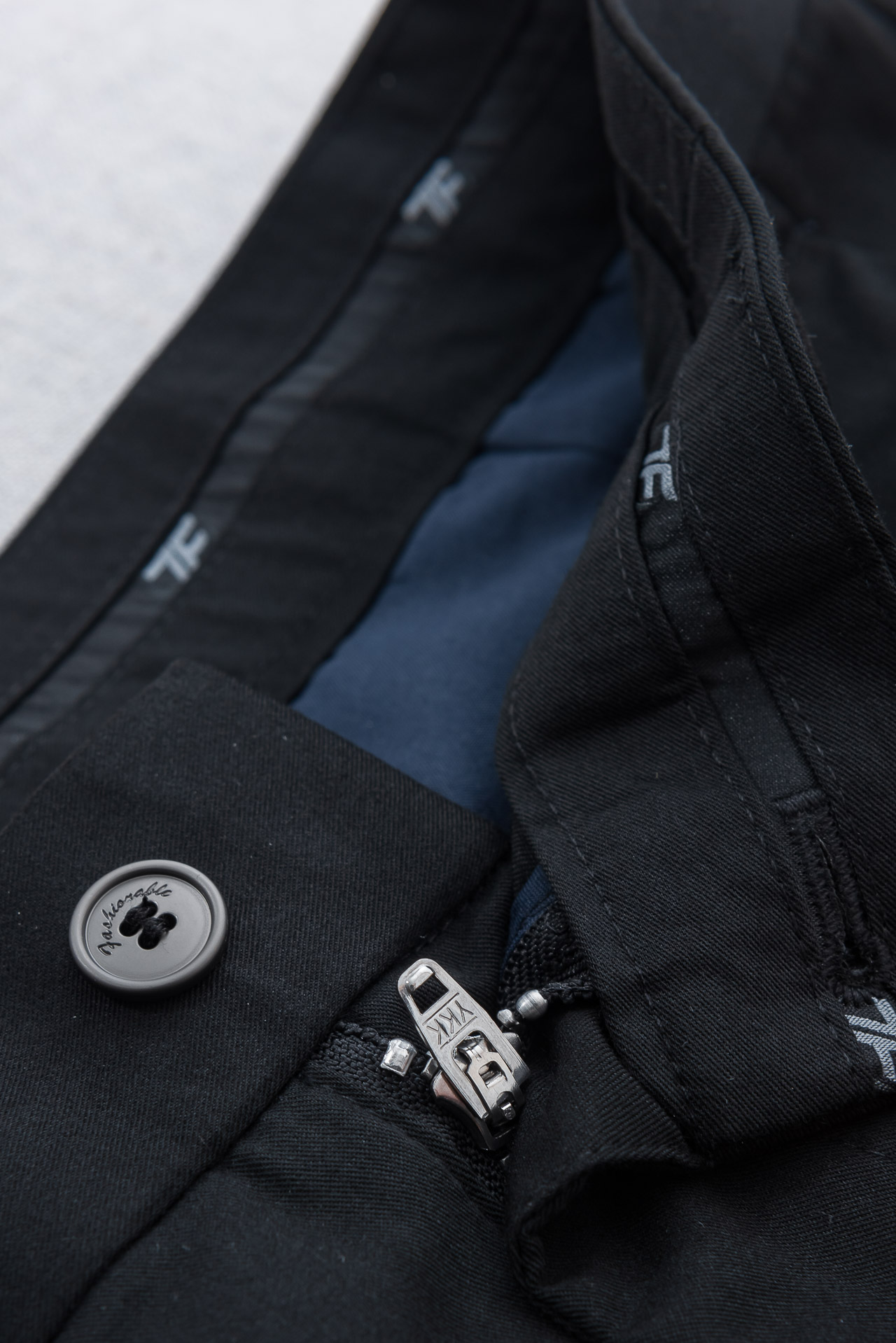 TF 26ss春夏轻奢时尚定制休闲西裤，简洁干练的风格，精致卓越的品质男装，每款的设计点跟舒适度都能做到