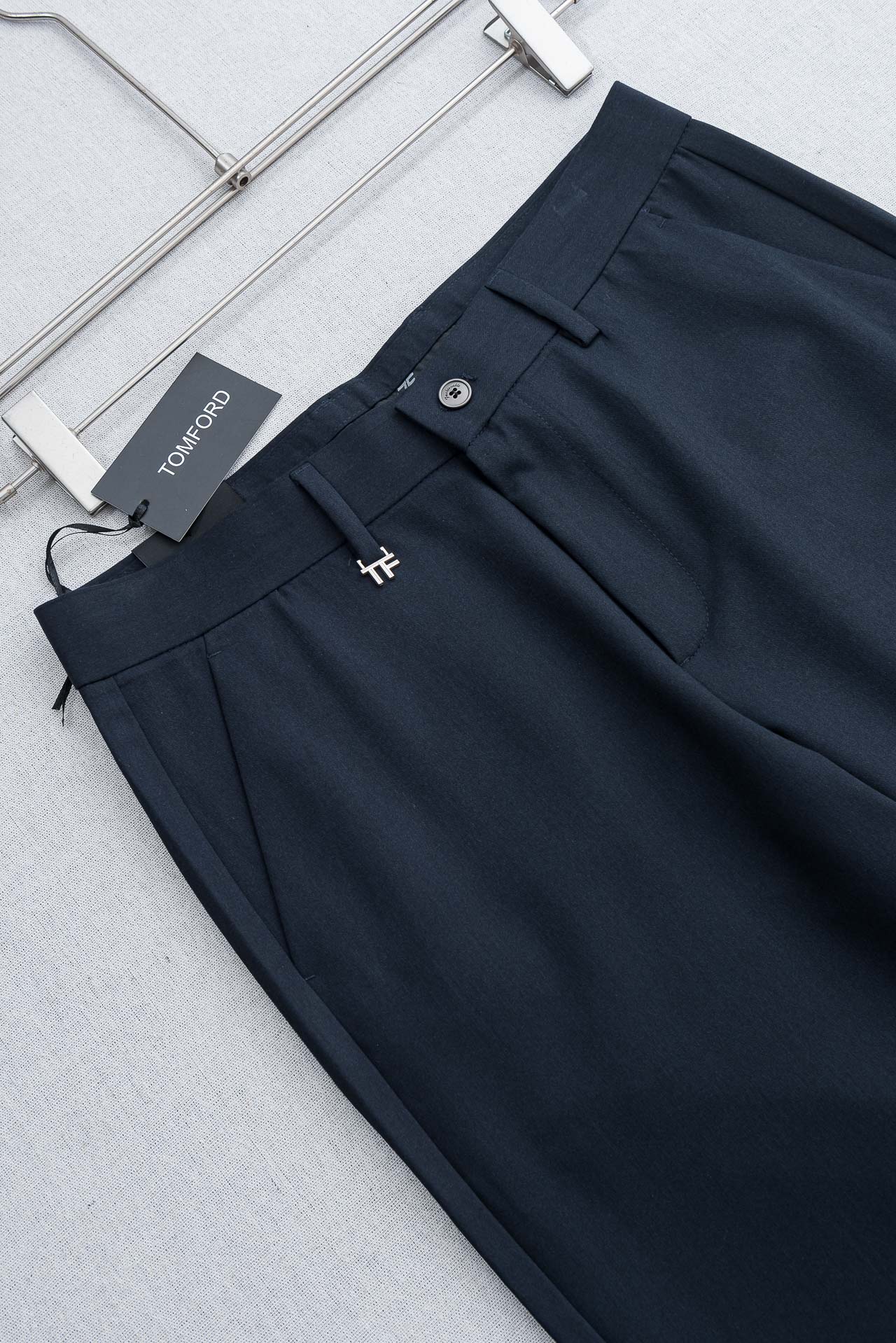 TF 26ss春夏轻奢时尚定制休闲西裤，简洁干练的风格，精致卓越的品质男装，每款的设计点跟舒适度都能做到