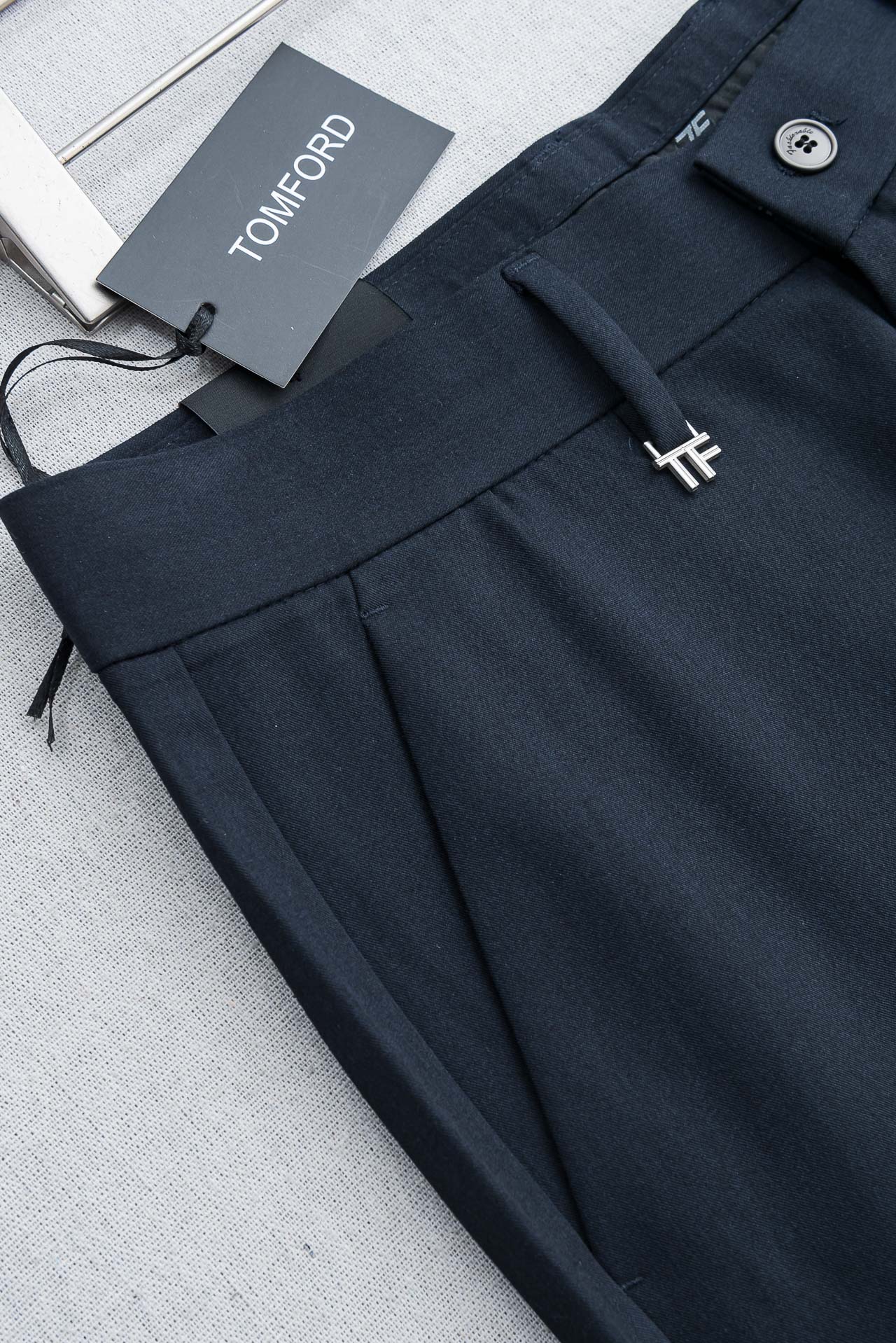 TF 26ss春夏轻奢时尚定制休闲西裤，简洁干练的风格，精致卓越的品质男装，每款的设计点跟舒适度都能做到