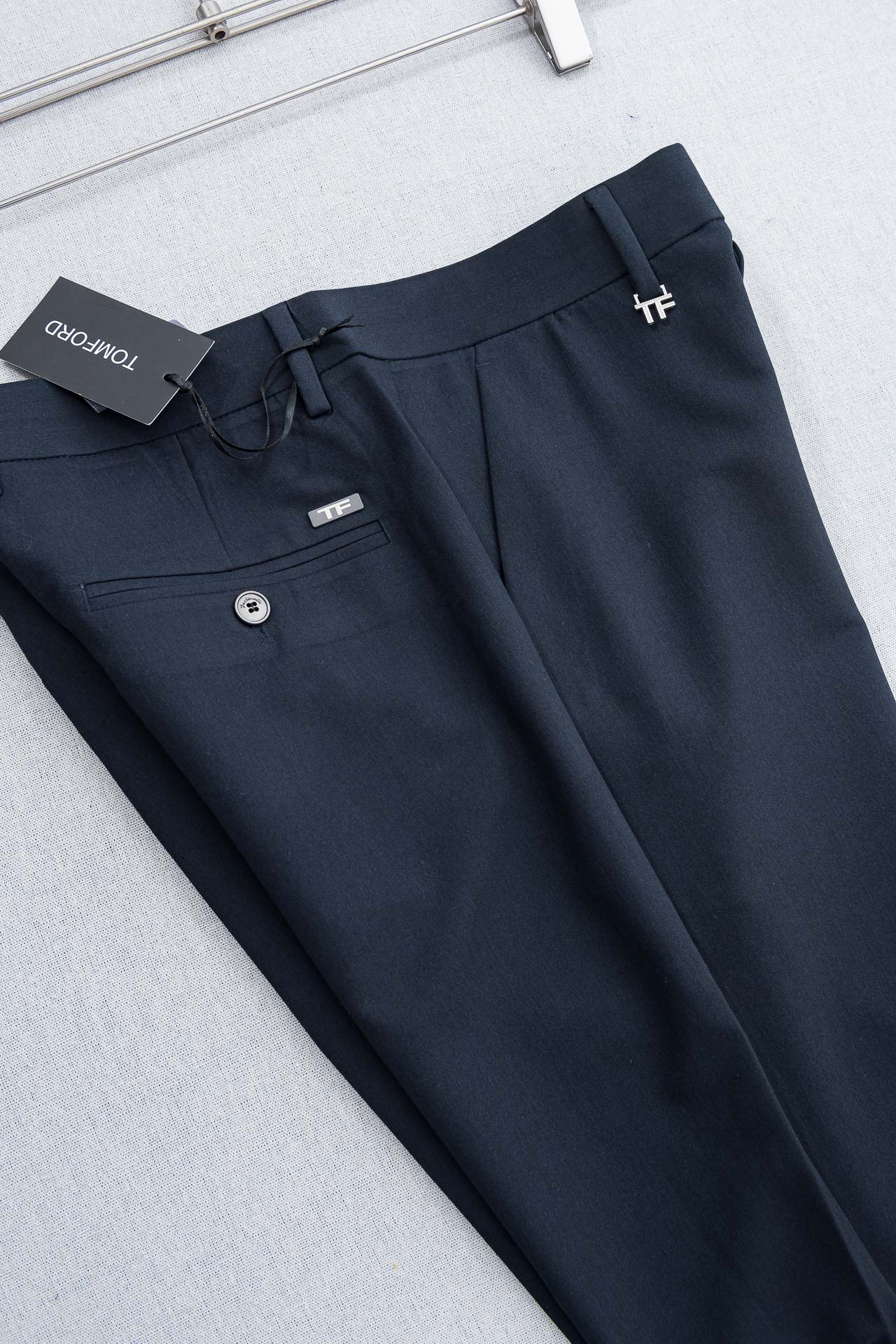 TF 26ss春夏轻奢时尚定制休闲西裤，简洁干练的风格，精致卓越的品质男装，每款的设计点跟舒适度都能做到