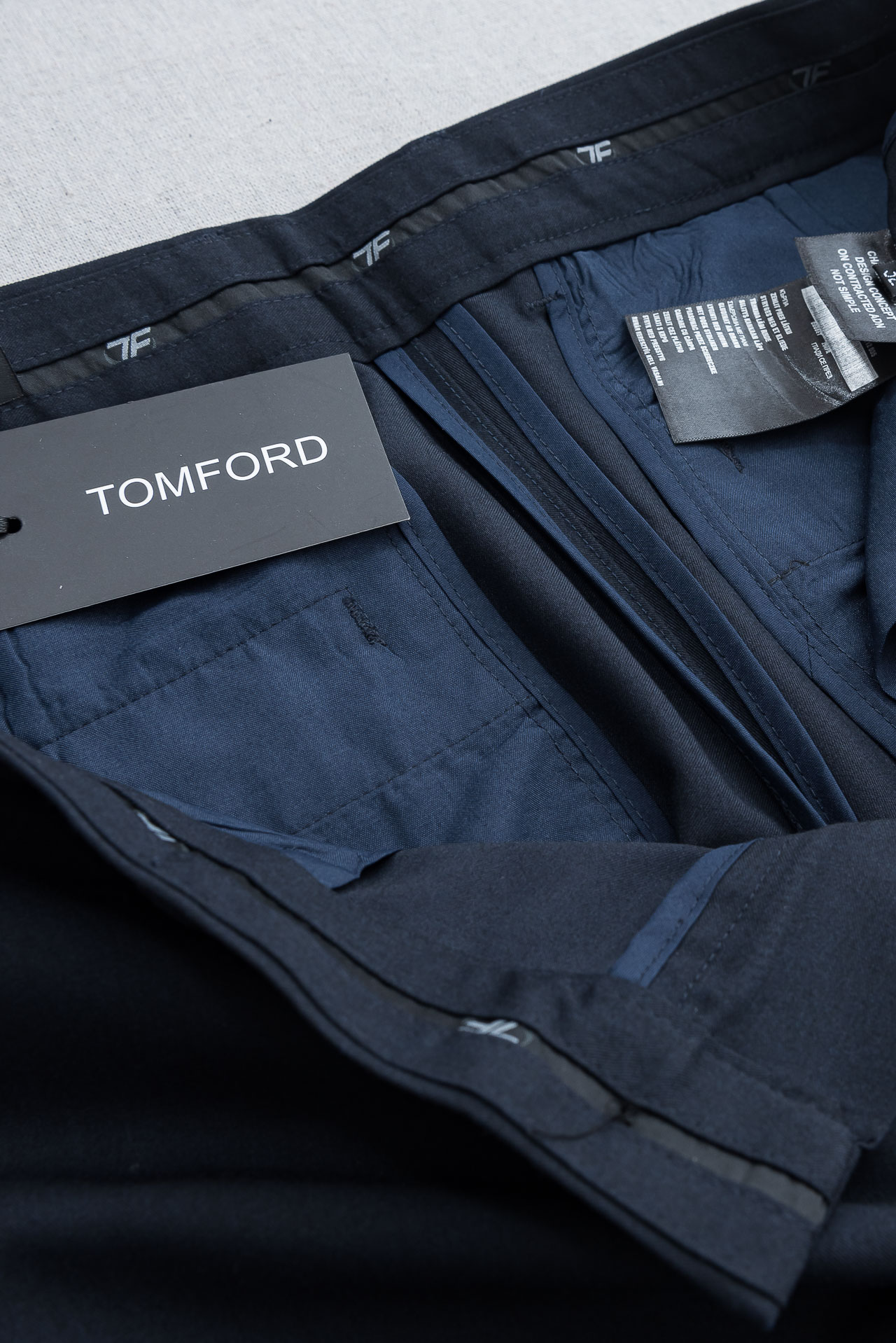 TF 26ss春夏轻奢时尚定制休闲西裤，简洁干练的风格，精致卓越的品质男装，每款的设计点跟舒适度都能做到