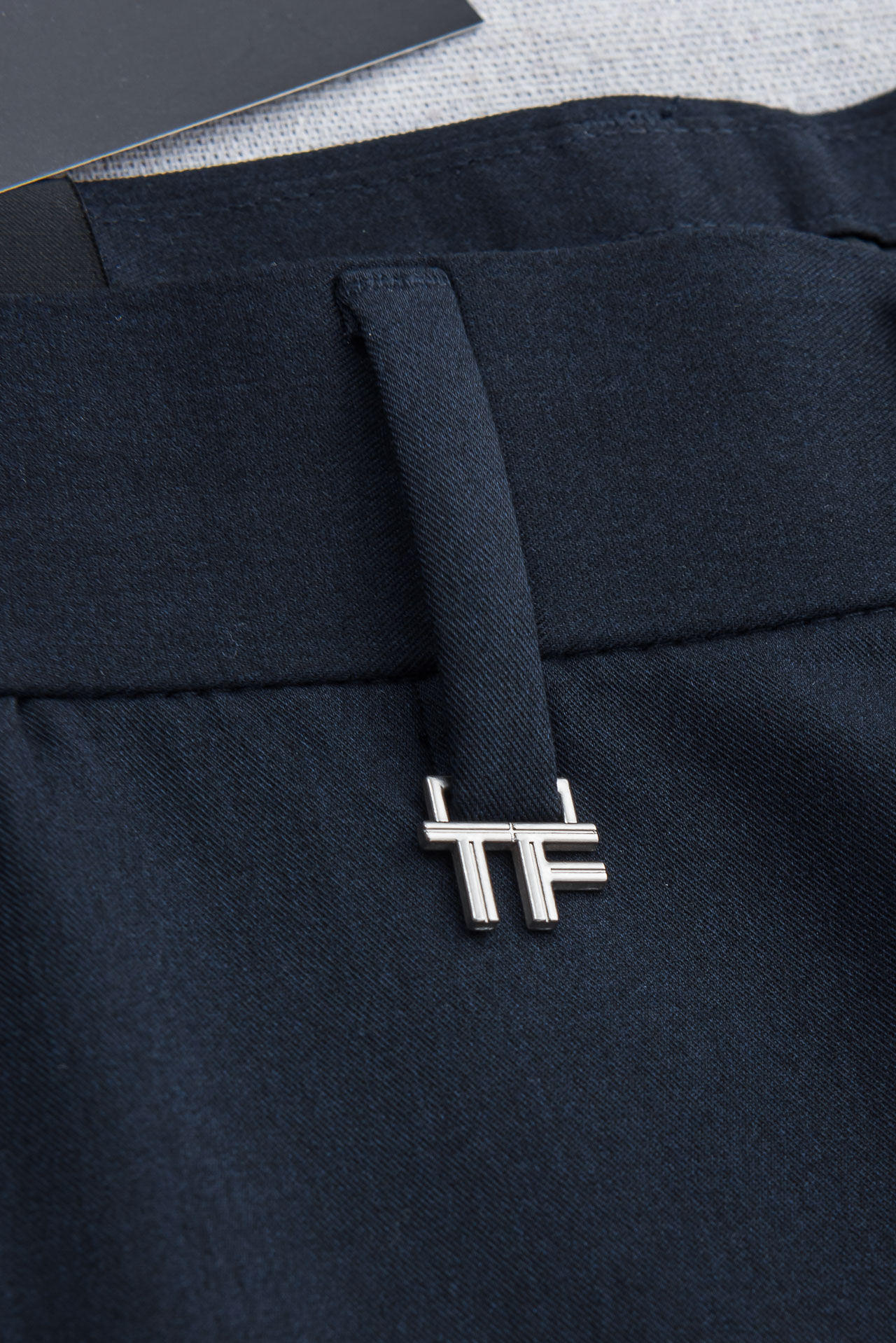 TF 26ss春夏轻奢时尚定制休闲西裤，简洁干练的风格，精致卓越的品质男装，每款的设计点跟舒适度都能做到