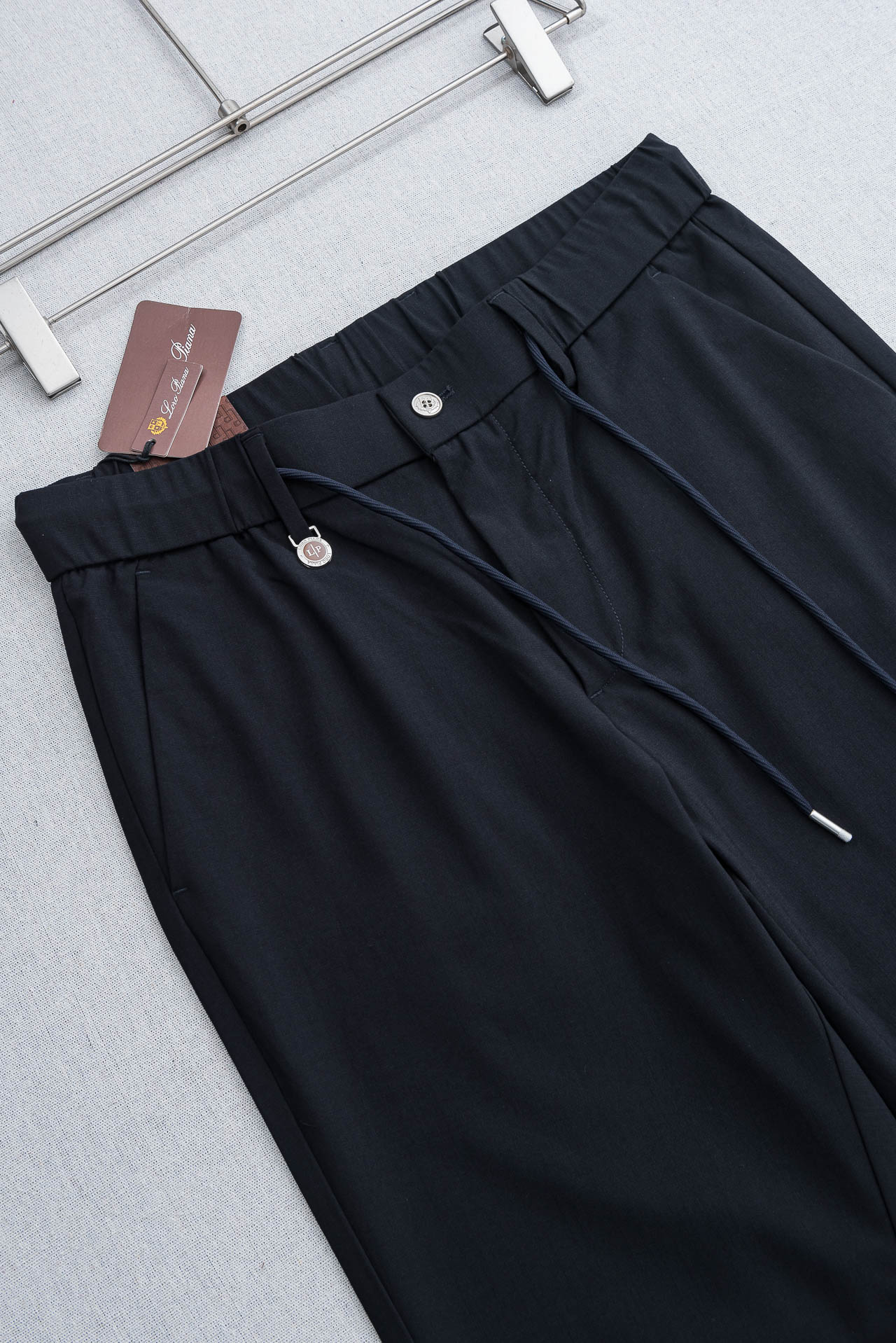 Loro Piana诺悠翩雅26ss春夏轻奢时尚定制休闲西裤，简洁干练的风格，精致卓越的品质男装，每款的