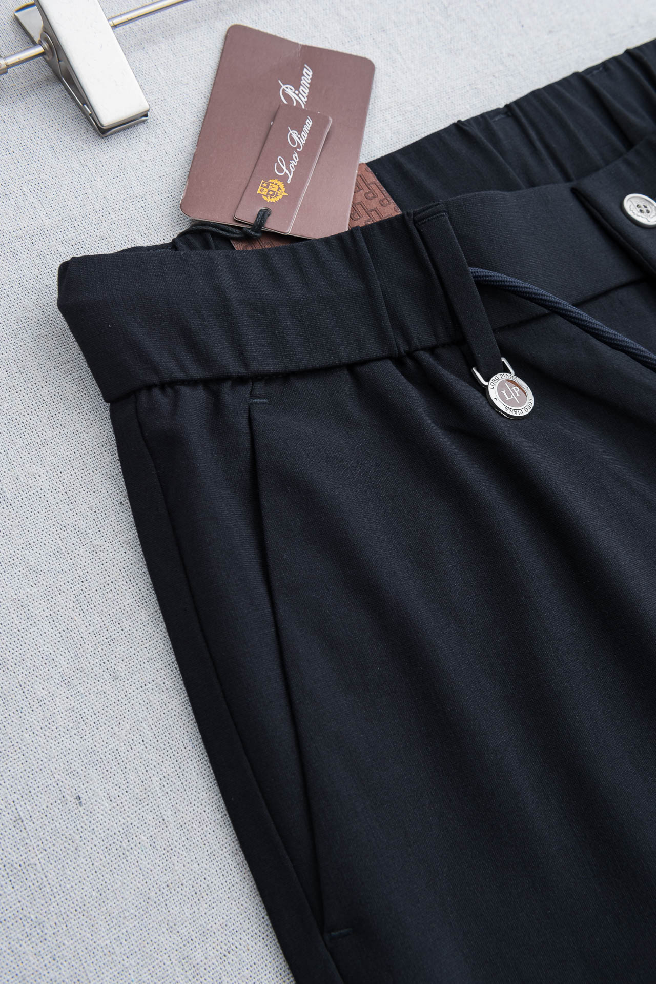 Loro Piana诺悠翩雅26ss春夏轻奢时尚定制休闲西裤，简洁干练的风格，精致卓越的品质男装，每款的