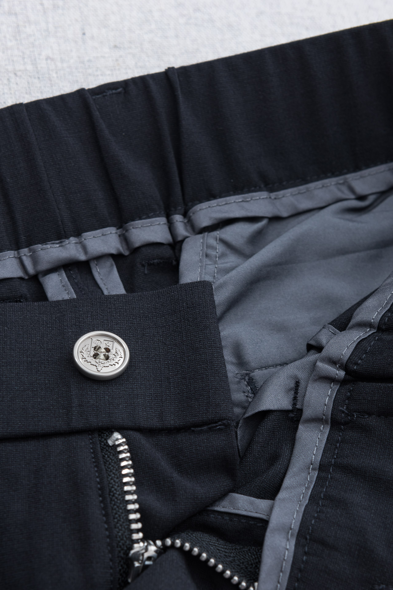 Loro Piana诺悠翩雅26ss春夏轻奢时尚定制休闲西裤，简洁干练的风格，精致卓越的品质男装，每款的