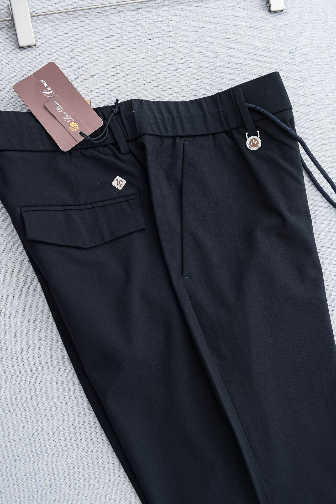 Loro Piana诺悠翩雅26ss春夏轻奢时尚定制休闲西裤，简洁干练的风格，精致卓越的品质男装，每款的