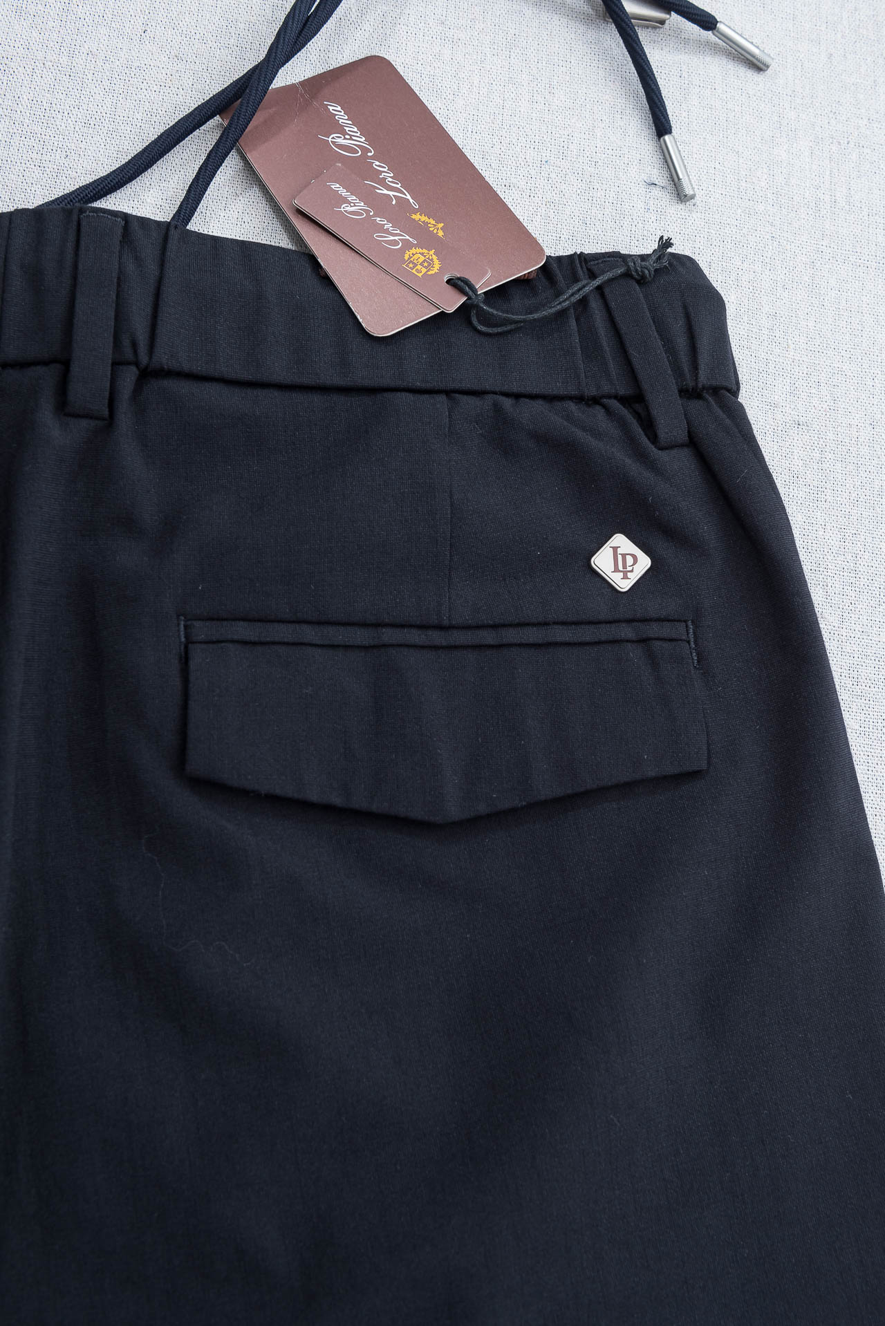 Loro Piana诺悠翩雅26ss春夏轻奢时尚定制休闲西裤，简洁干练的风格，精致卓越的品质男装，每款的