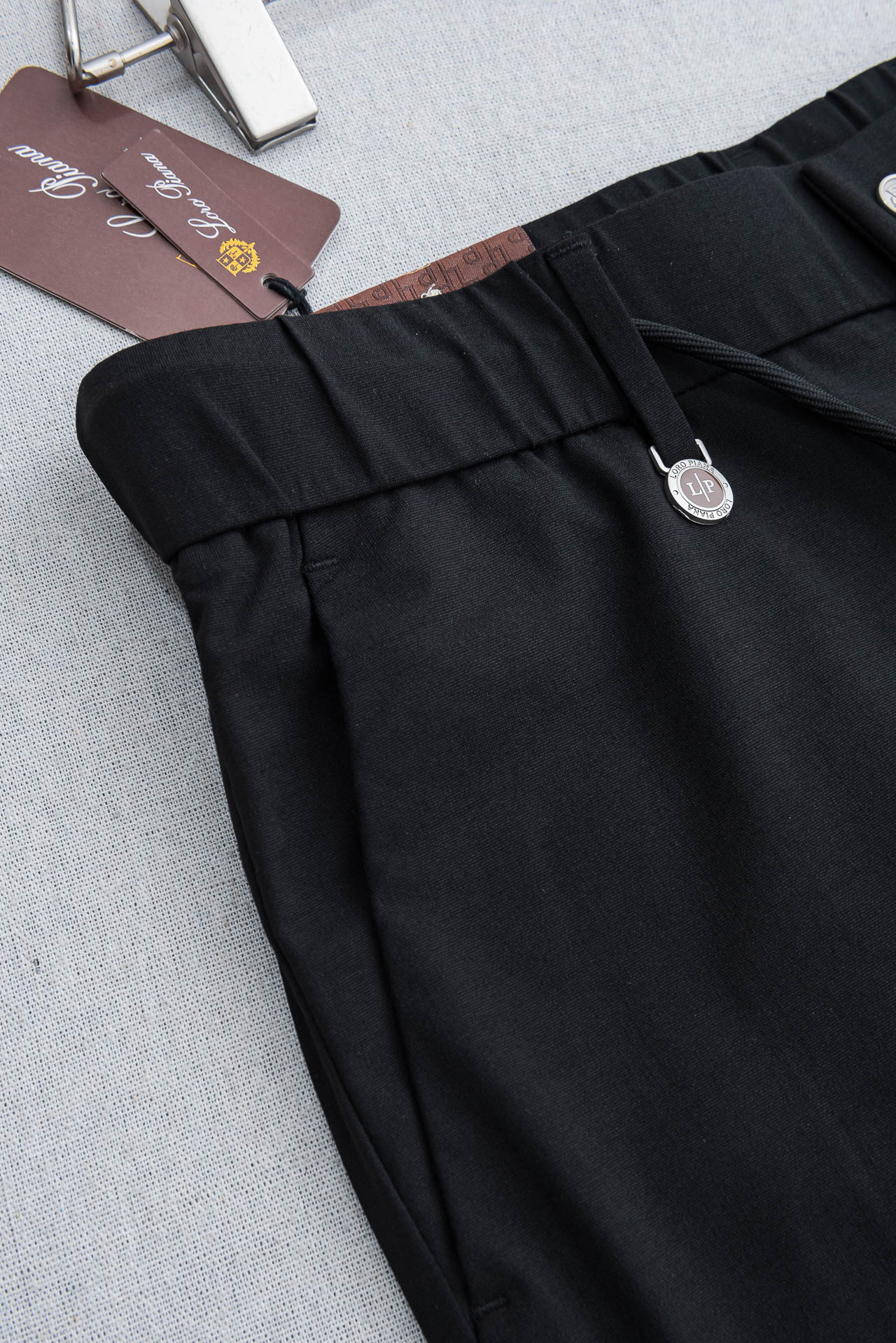 Loro Piana诺悠翩雅26ss春夏轻奢时尚定制休闲西裤，简洁干练的风格，精致卓越的品质男装，每款的