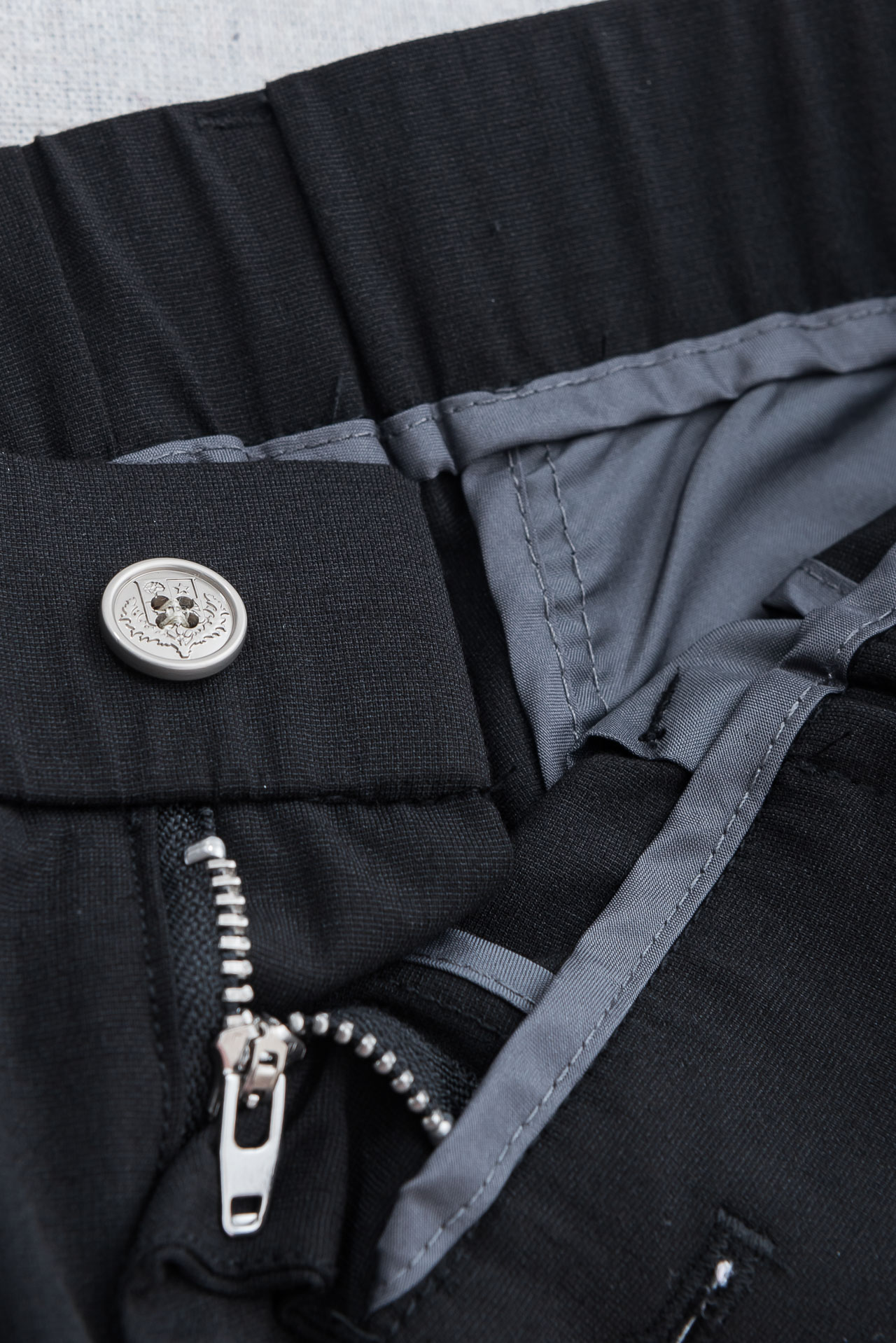 Loro Piana诺悠翩雅26ss春夏轻奢时尚定制休闲西裤，简洁干练的风格，精致卓越的品质男装，每款的