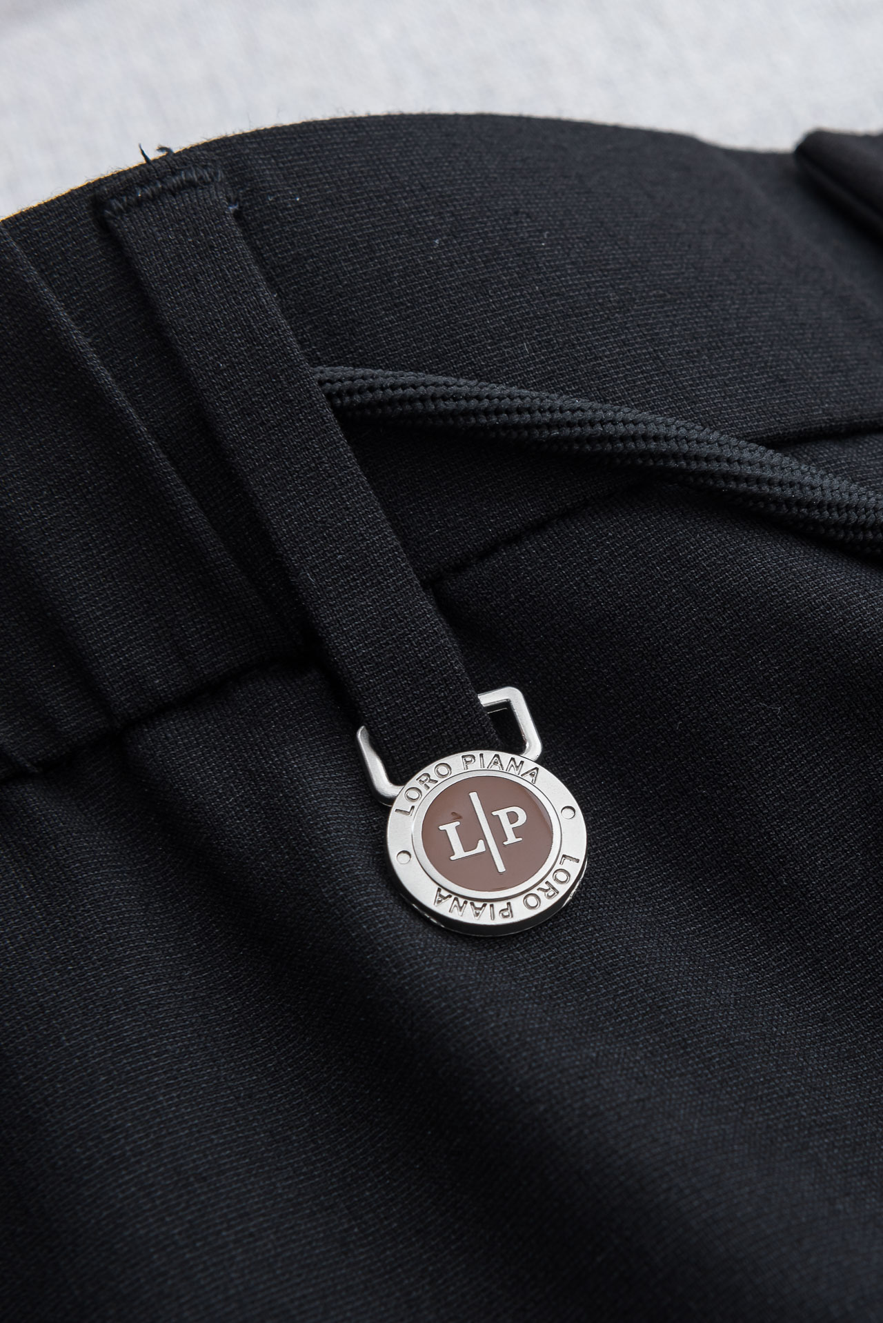 Loro Piana诺悠翩雅26ss春夏轻奢时尚定制休闲西裤，简洁干练的风格，精致卓越的品质男装，每款的