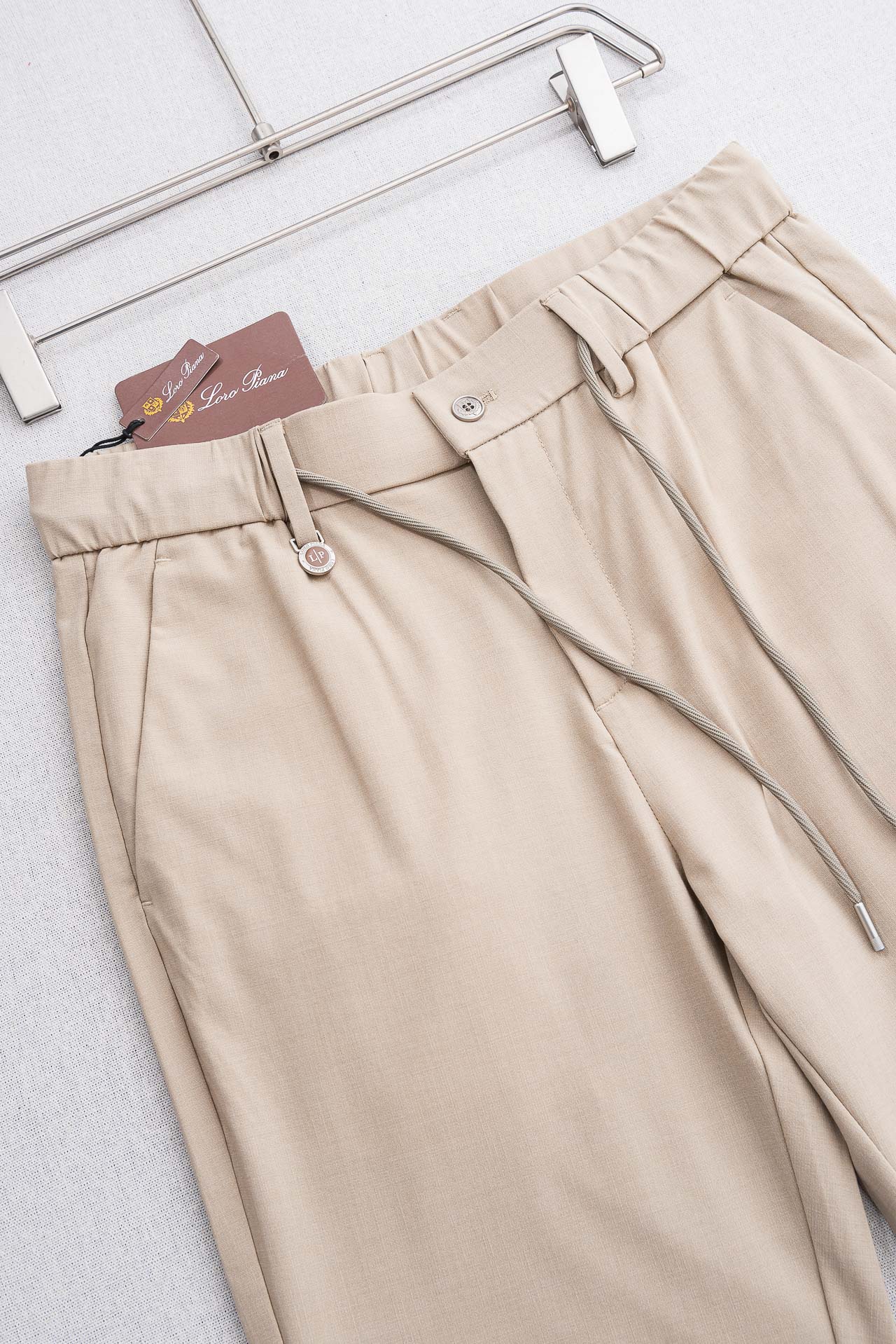 Loro Piana诺悠翩雅26ss春夏轻奢时尚定制休闲西裤，简洁干练的风格，精致卓越的品质男装，每款的