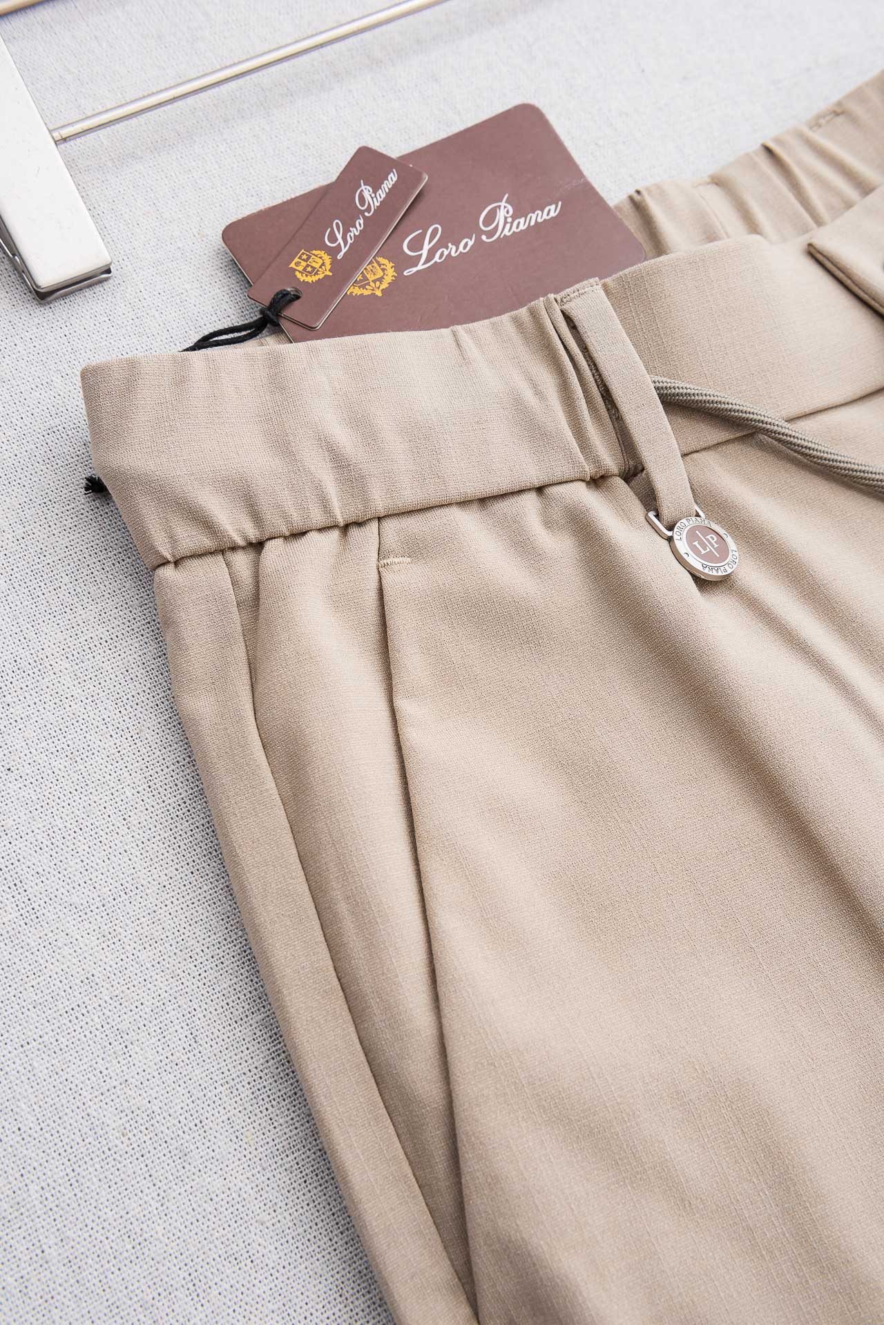 Loro Piana诺悠翩雅26ss春夏轻奢时尚定制休闲西裤，简洁干练的风格，精致卓越的品质男装，每款的