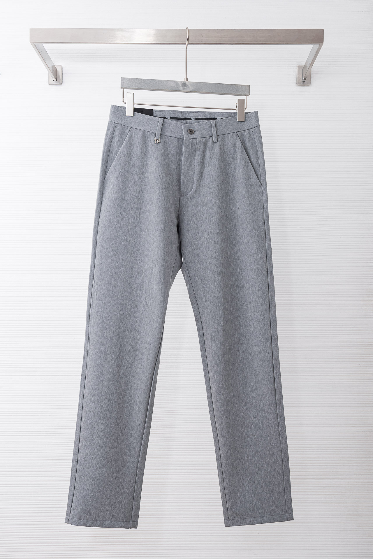 TF 26ss春夏轻奢时尚定制休闲西裤，简洁干练的风格，精致卓越的品质男装，每款的设计点跟舒适度都能做到