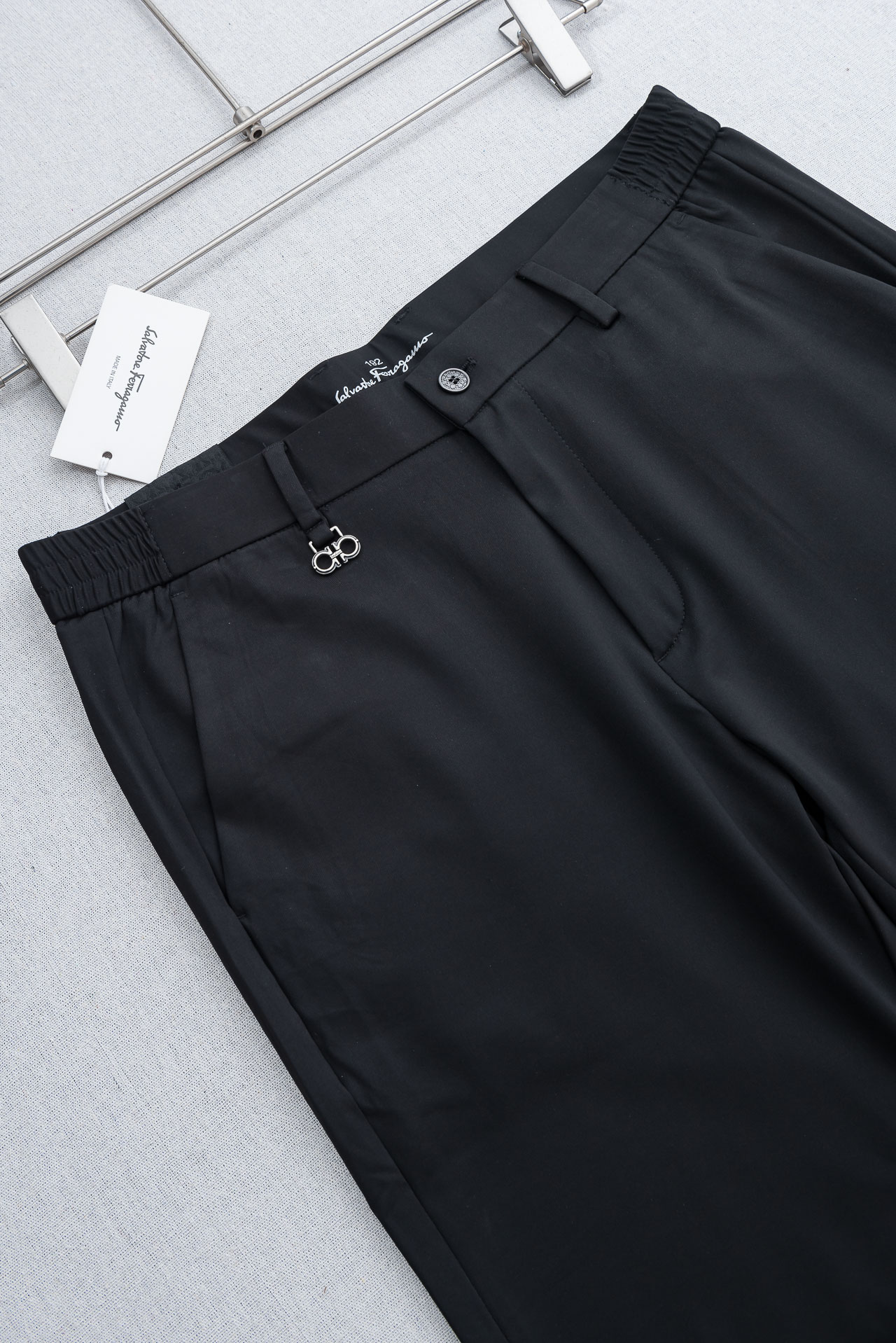 菲拉格慕FERRA#GAMO 26ss春夏轻奢时尚定制休闲西裤，简洁干练的风格，精致卓越的品质男装，每款